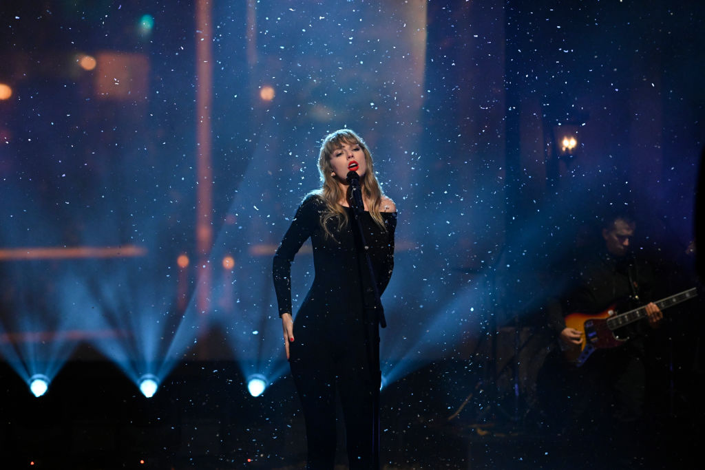 Taylor Swift performs on Saturday, November 13, 2021 (Photo By: Will Heath/NBC/NBCU Photo Bank via Getty Images)