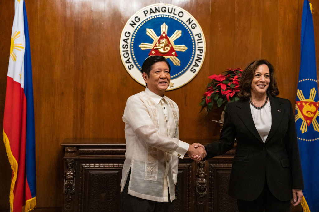 La vicepresidenta de Estados Unidos, Kamala Harris, se reúne con el presidente de Filipinas, Ferdinand "Bong bóng" Marcos Jr. en el Palacio de Malacanang en Manila el 21 de noviembre de 2022. (Haiyun Jiang—Pool/Getty Images)