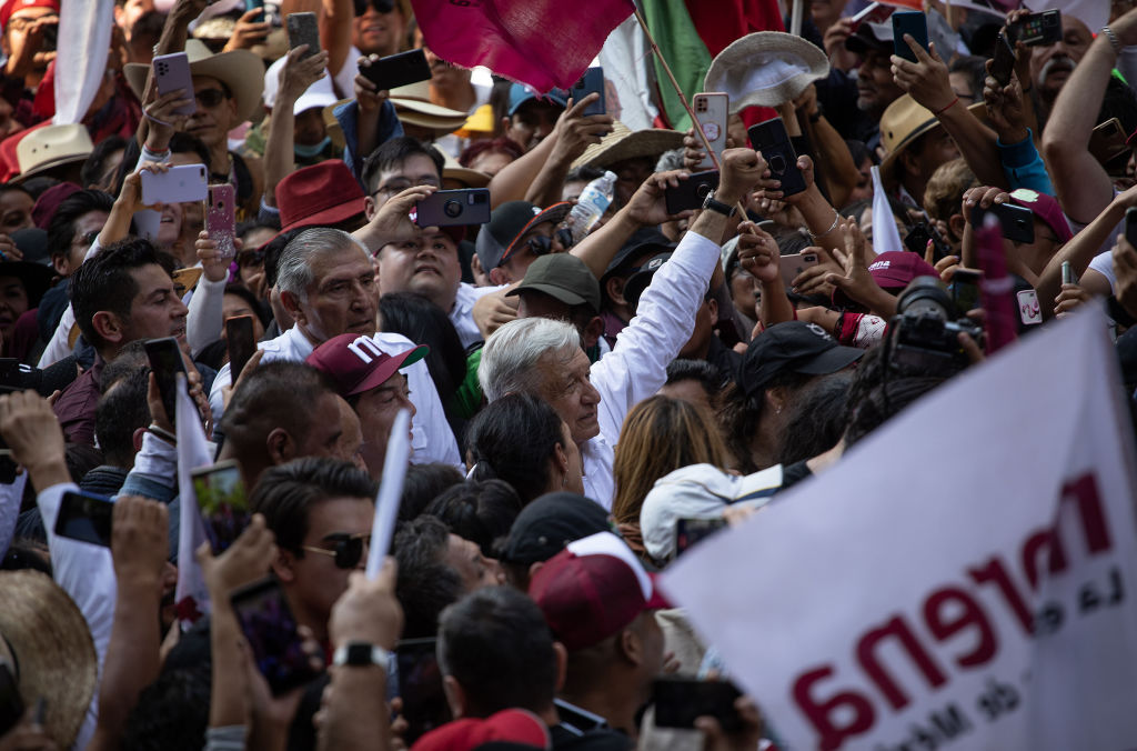 Meksika Devlet Başkanı Andres Manuel Lopez Obrador, 27 Kasım 2022'de Mexico City'deki Reforma Bulvarı'nda görevdeki dördüncü yılını kutlamak için destekçileriyle birlikte düzenlenen yürüyüşe katılıyor. (Daniel Cardenas—Anadolu Agency/Getty Images)