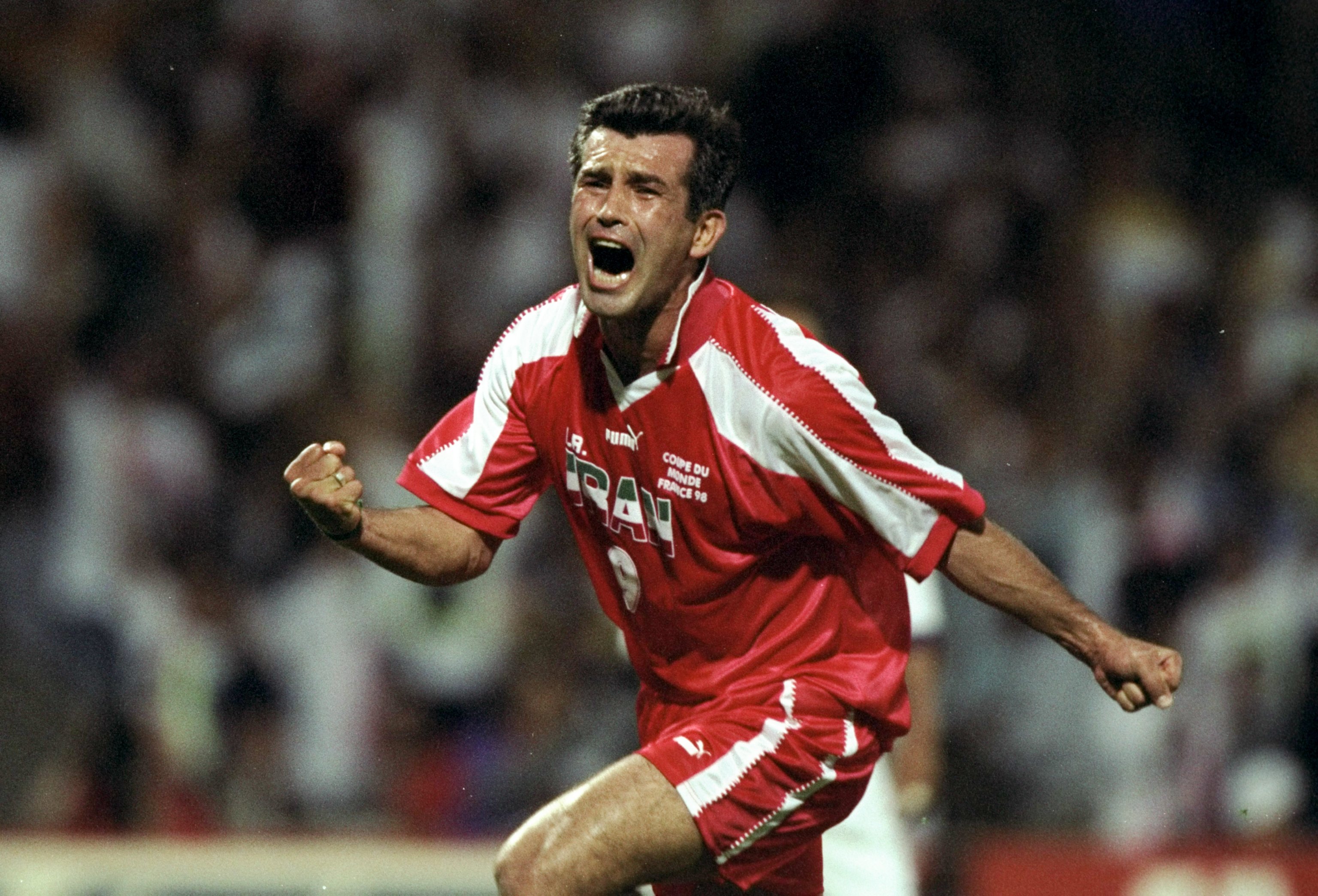 Hamid Estili de Irán en acción durante el partido de la primera ronda de la Copa Mundial contra Estados Unidos en el Stade Gerland en Lyon, Francia en 1998. Irán ganó el partido 2-1.  (Ben Radford/Allsport—imágenes falsas)