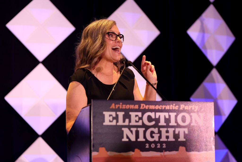 La Secretaria de Estado de Arizona, Katie Hobbs, habla con sus partidarios en una fiesta de vigilancia nocturna de las elecciones en el Renaissance Phoenix Downtown Hotel el 8 de noviembre de 2022 en Phoenix.  (Christian Petersen—imágenes falsas)