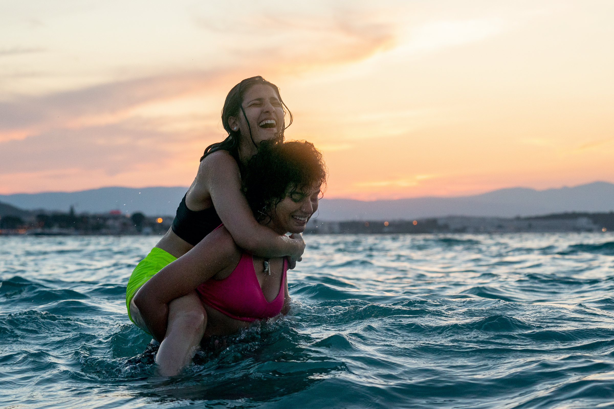 Natalie Issa as Yusra Mardini and Manal Issa as Sarah Mardini in The Swimmers (Laura Radford/Netflix)
