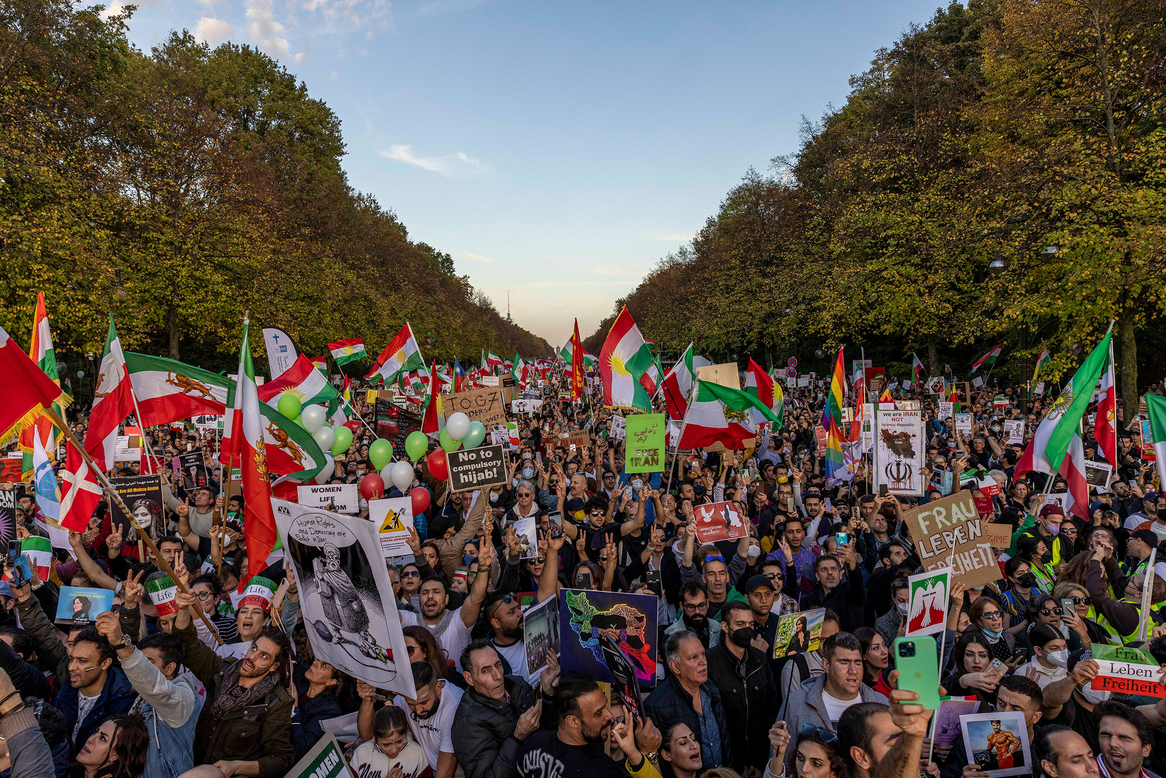 Protestocular, örgüt tarafından düzenlenen mitinge katıldı. "Kadın Yaşamı Özgürlük Kolektifi" 22 Ekim 2022'de Almanya'nın Berlin kentinde İran'daki protestocularla dayanışma içinde.  (Maja Hitij—Getty Images)