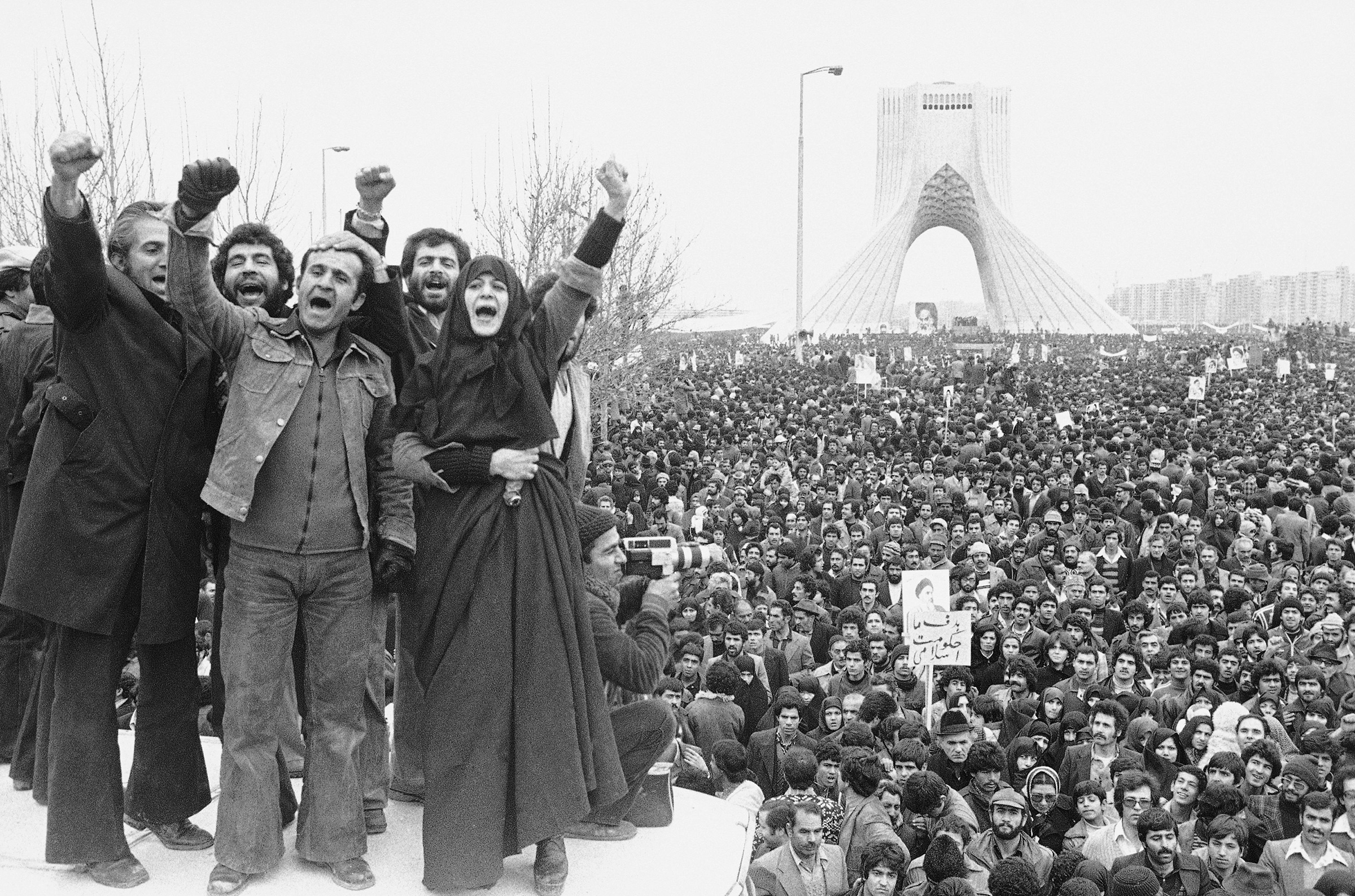 Bir milyondan fazla İslami cumhuriyet destekçisi, Tahran'daki Şah Anıtı çevresinde, Şah Muhammed Rıza Pehlevi'nin geride bıraktığı sivil hükümete karşı güçlü bir güç gösterisi için toplandı, 19 Ocak 1979. (Aristoteles Saris—AP)