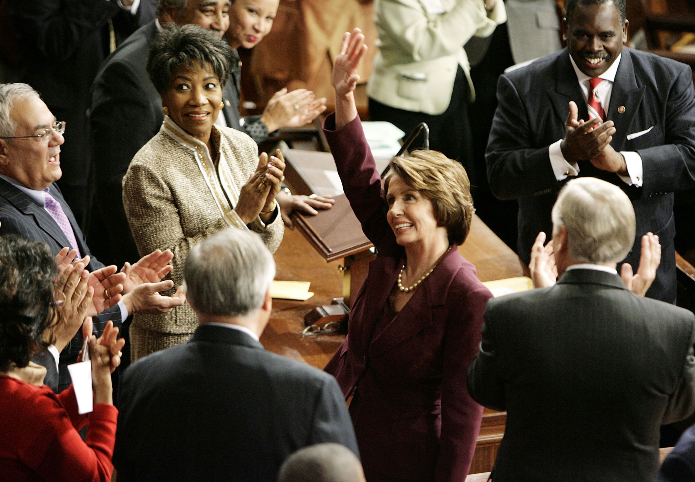 Nancy Pelosi, 4 Ocak 2007'de Washington DC'deki ABD Kongre Binası'ndaki 110. Kongre için düzenlenen yemin töreninde bir sonraki Meclis Başkanı olarak aday gösterilirken meslektaşlarına el sallıyor. (Chip Somodevilla—Getty Görüntüler)