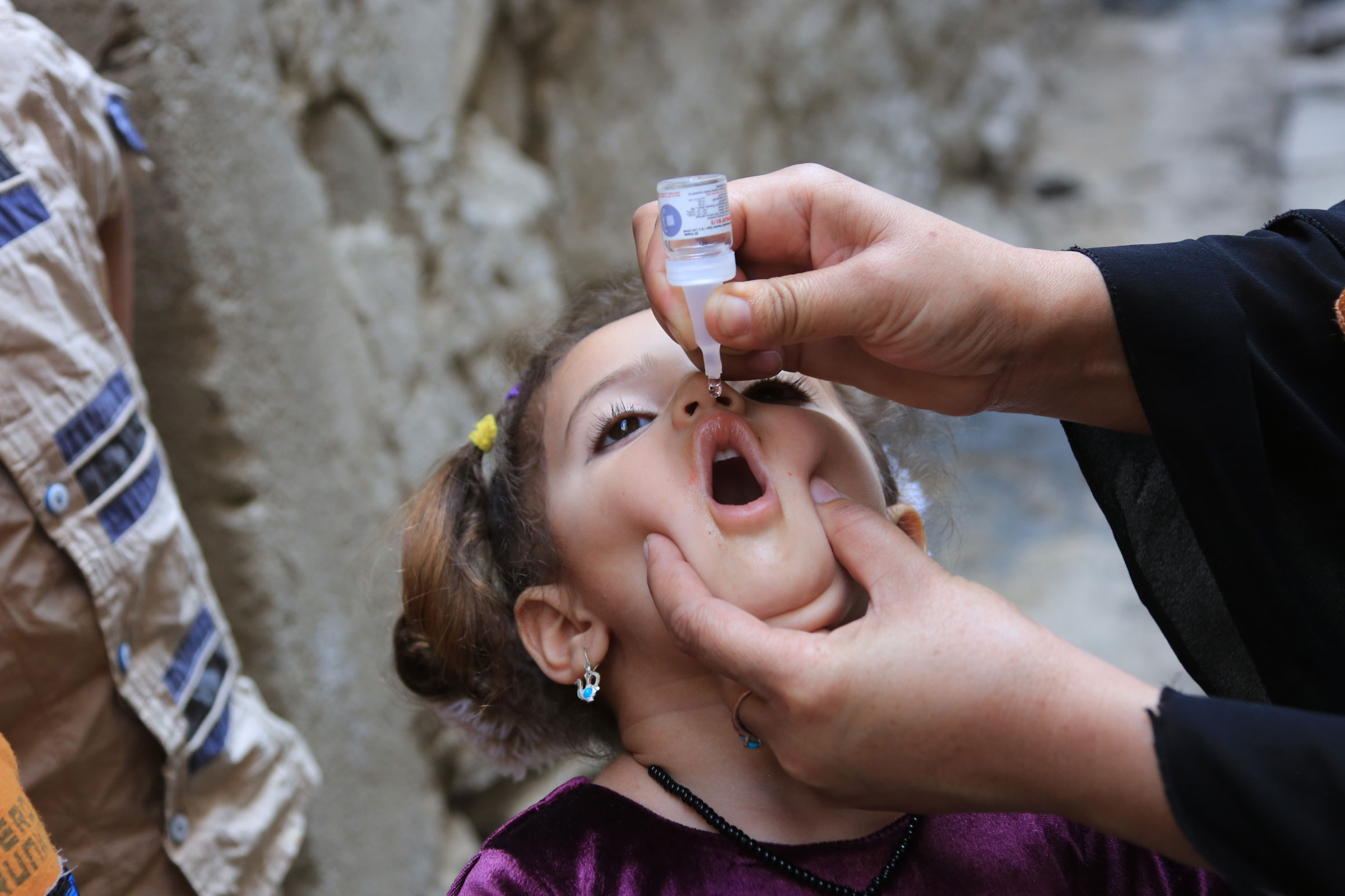 A health worker gives a dose of the polio vaccine to a child during a vaccination campaign against polio in Kabul, Afghanistan, on Sept. 19, 2022. (Saifurahman Safi—Xinhua/Getty Images)