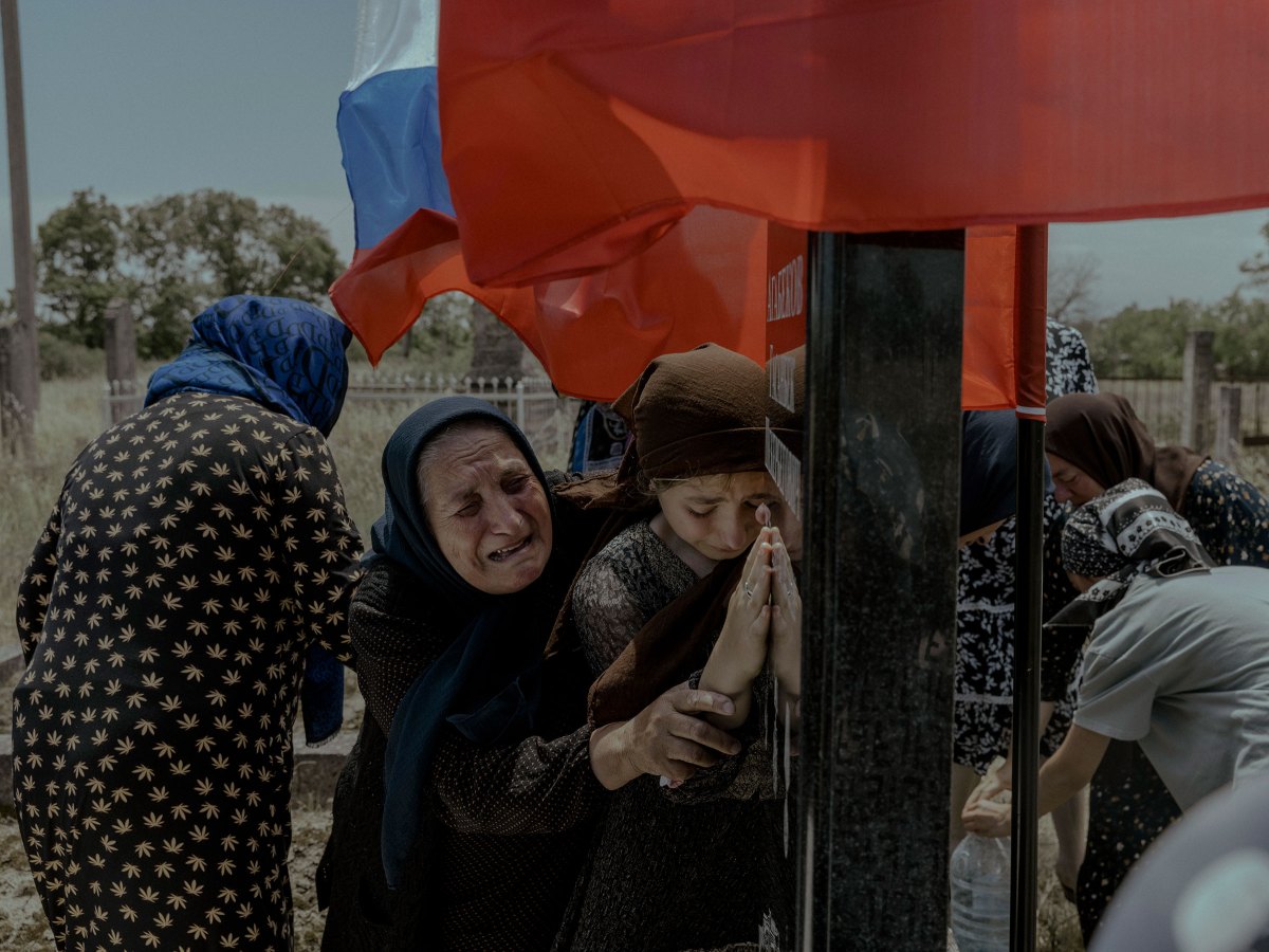 RUSSIA. Dagestan. Aglobi. 16 June 2022. Female family members mourn the death of their family member and conscript soldier Gasanbek Agabekov who was killed in Ukraine the 27th of May.
