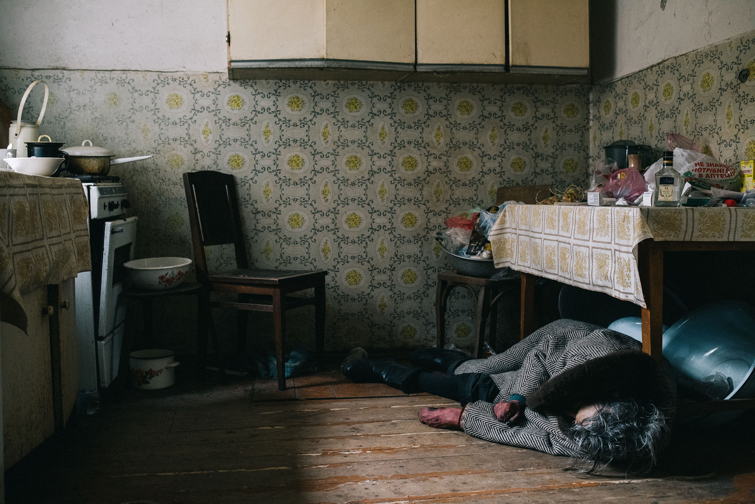The victim of a mortar attack in Bucha lies in her kitchen on April 6. (Maxim Dondyuk)