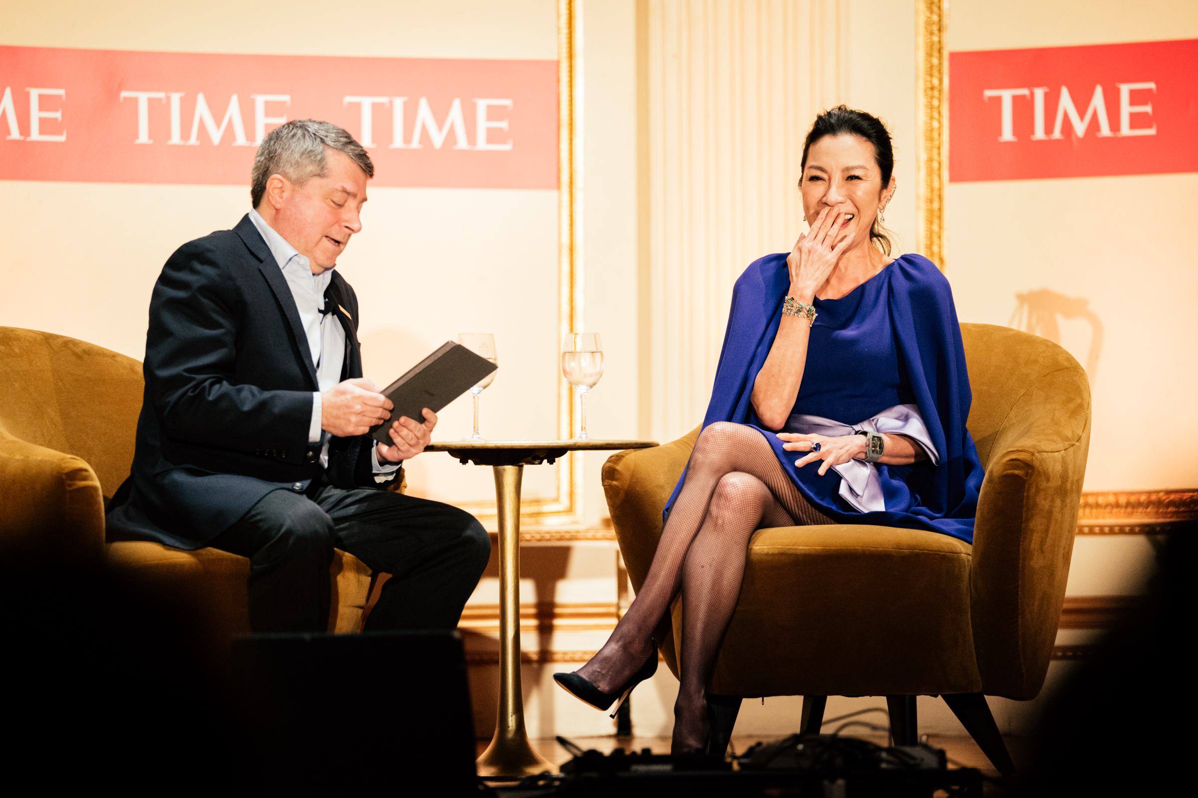 TIME'ın 2022 Yılın İkonu Michelle Yeoh, 8 Aralık 2022'de New York City'deki The Plaza Hotel'de TIME 2022 Yılın Kişisi resepsiyonunda sahnede. (Poupay Jutharat for TIME)
