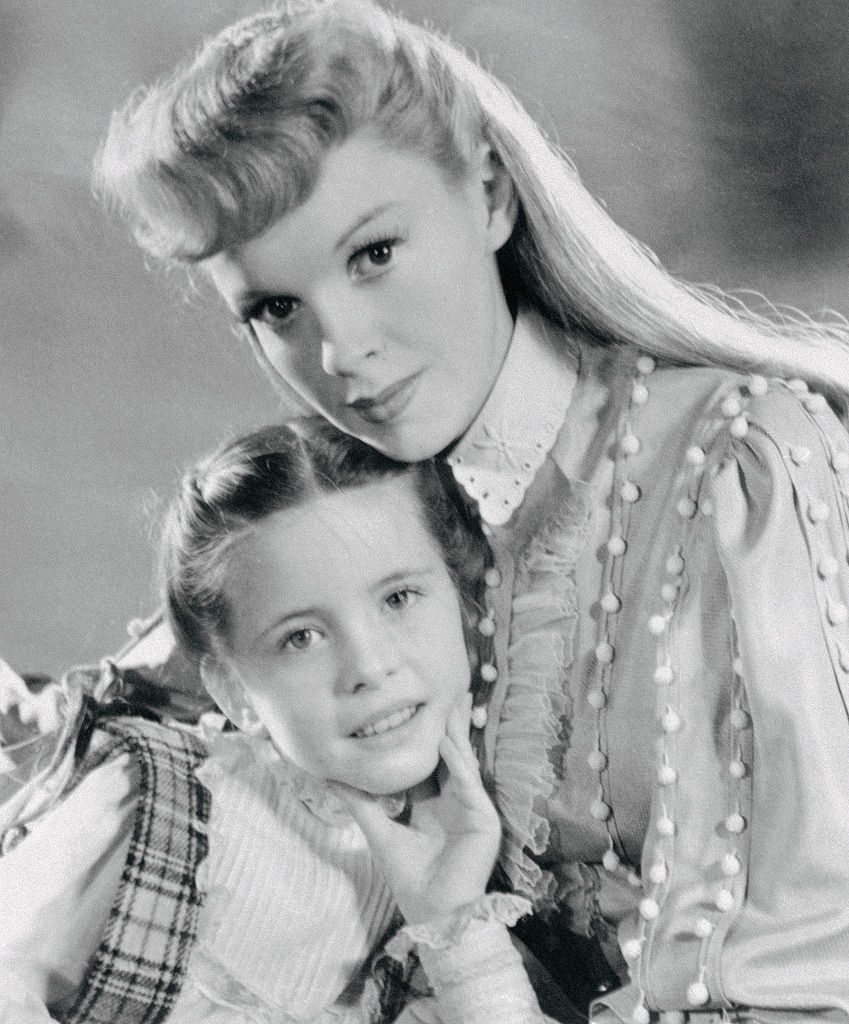 Margaret O'Brien with Judy Garland in 'Meet Me in St. Louis' (Bettmann Archive/Getty Images)
