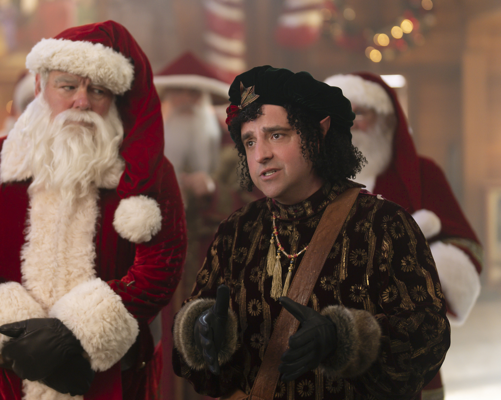 Jim O'Heir y David Krumholtz en el episodio 5 de 'The Santa Clauses' (Cortesía de Disney/James Clark)
