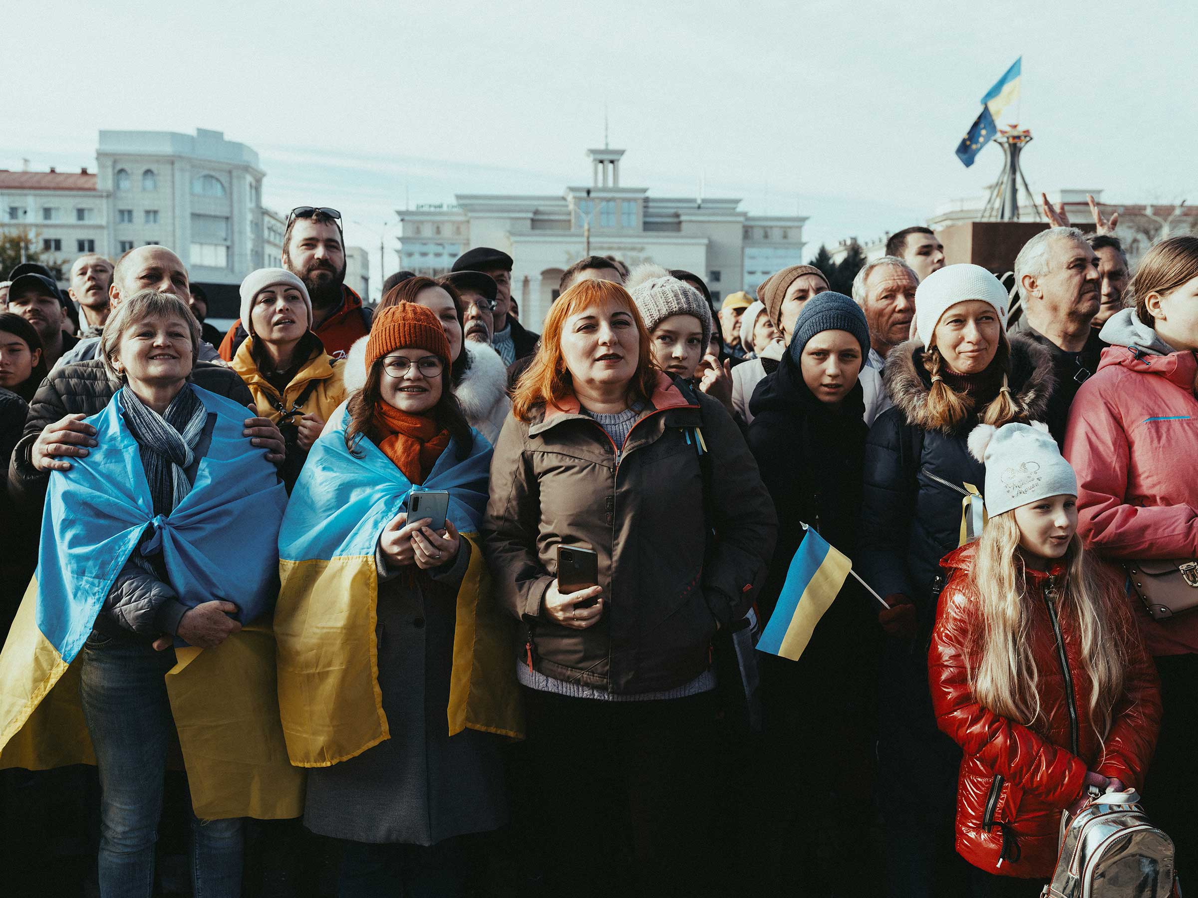 Một đám đông tụ tập trong chuyến thăm của Zelensky tới thành phố Kherson đã được giải phóng vào ngày 14 tháng 11. (Maxim Dondyuk cho TIME)