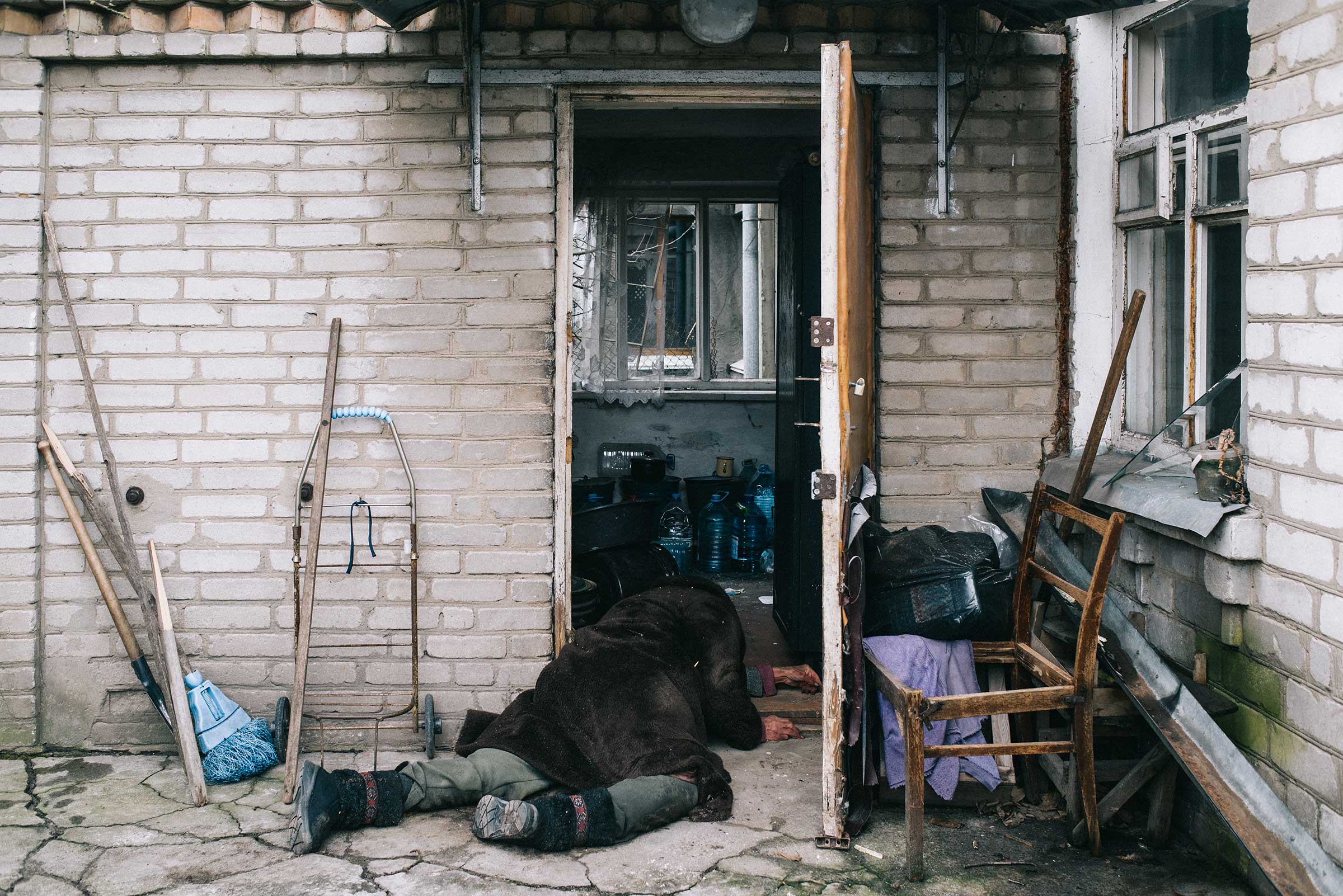 A dead body near the entrance of a home in Bucha after intense fighting between Ukrainian and Russian troops. (Maxim Dondyuk)