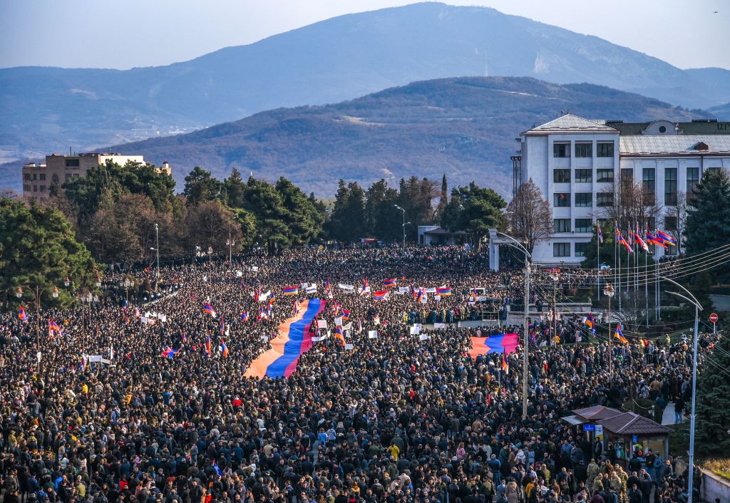 Dağlık Karabağ, Stepanakert'te 25 Aralık 2022'de düzenlenen mitinge katılan protestocular dev bir Ermeni bayrağı tutuyor. (Davit Ghahramanya—AFP via Getty Images)