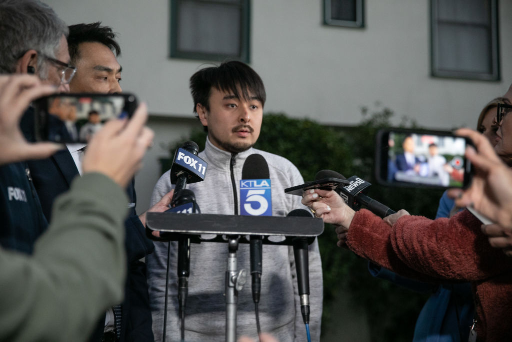 Monterey Park'taki bir balo salonu dans stüdyosuna ateş açan silahlı kişiyi etkisiz hale getiren Brandon Tsay, 23 Ocak 2023 Pazartesi günü San Marino, CA'da medyaya konuşuyor.  (Jason Armond—Los Angeles Times/Getty Images)