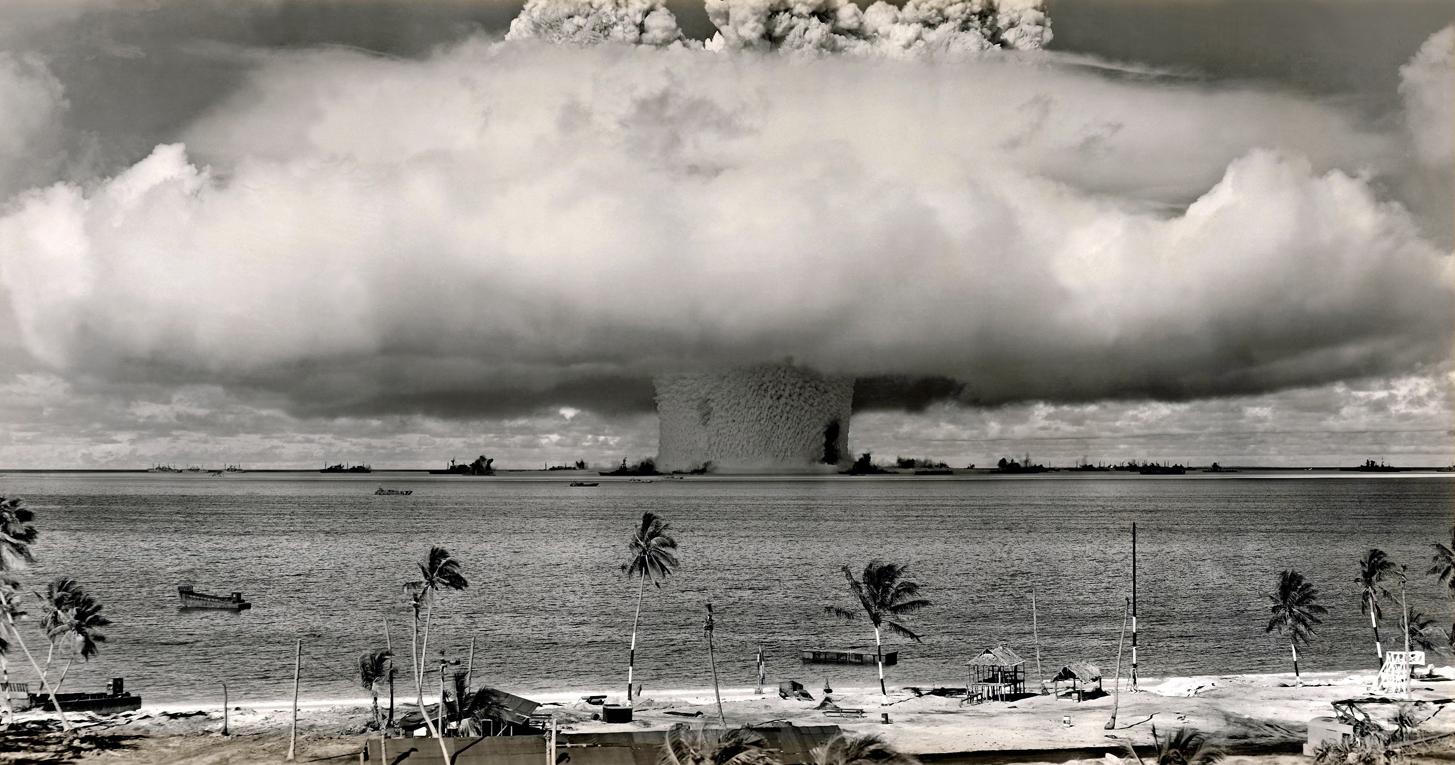 The BAKER explosion during Operation Crossroads, a series of two tests conducted by the U.S. to investigate the effect of nuclear weapons on naval warships, at Bikini Atoll, July 25, 1946. (Galerie Bilderwelt/Getty Images)