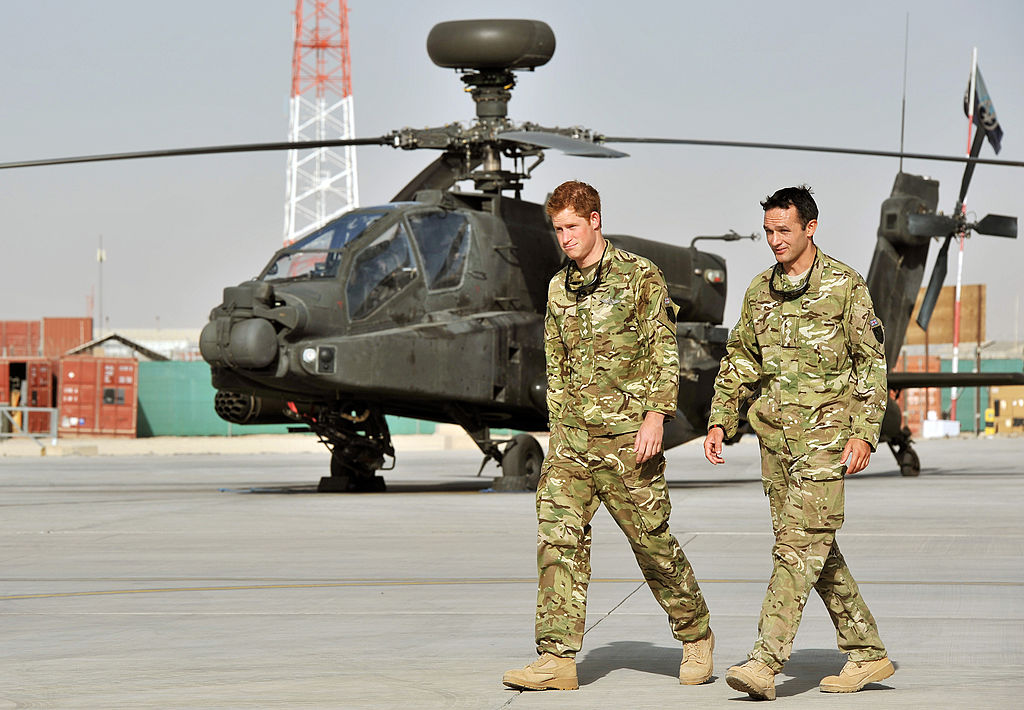 HELMAND EYALİ, AFGANİSTAN - 7 EYLÜL: Prens Harry'ye (solda) 7 Eylül 2012'de Afganistan'ın Helmand Eyaletindeki Camp Bastion'da filosunun bir üyesi (isim verilmedi) tarafından Apaçi uçuş hattı gösteriliyor.  Prens Harry, saldırı helikopterlerine pilotluk yapmak üzere bölgeye yeniden konuşlandırıldı.  (John Stillwell–Havuz/Getty Images)