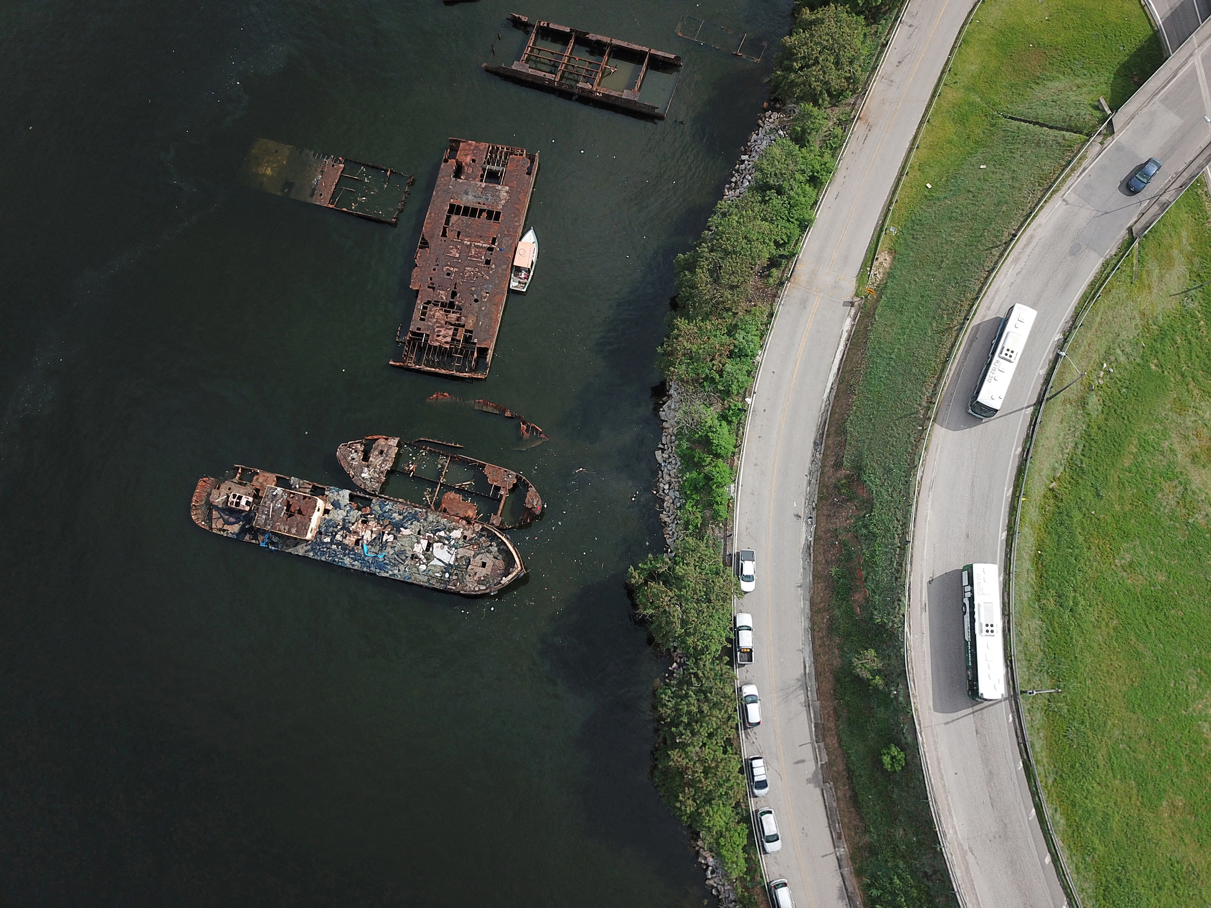 Restos de navios abandonados são vistos na costa da Baía de Guanabara em Niterói, Brasil, em 28 de dezembro de 2022.  (Pilar Olivares – Reuters)