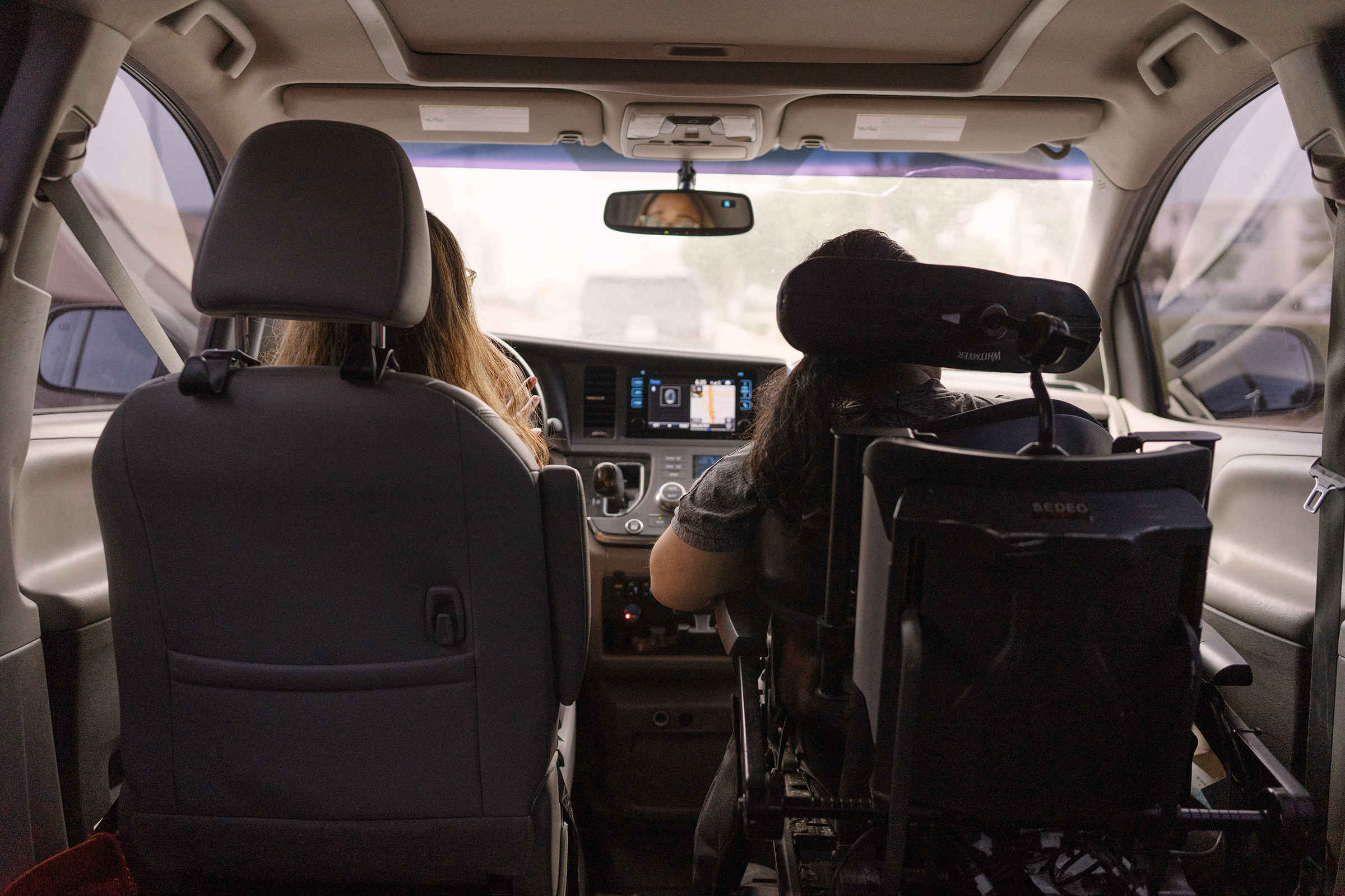 Moonan ve ikiz kız kardeşi Laura, erişilebilir minibüsünde akşam yemeğine gidiyor.  (Morgan Lieberman)