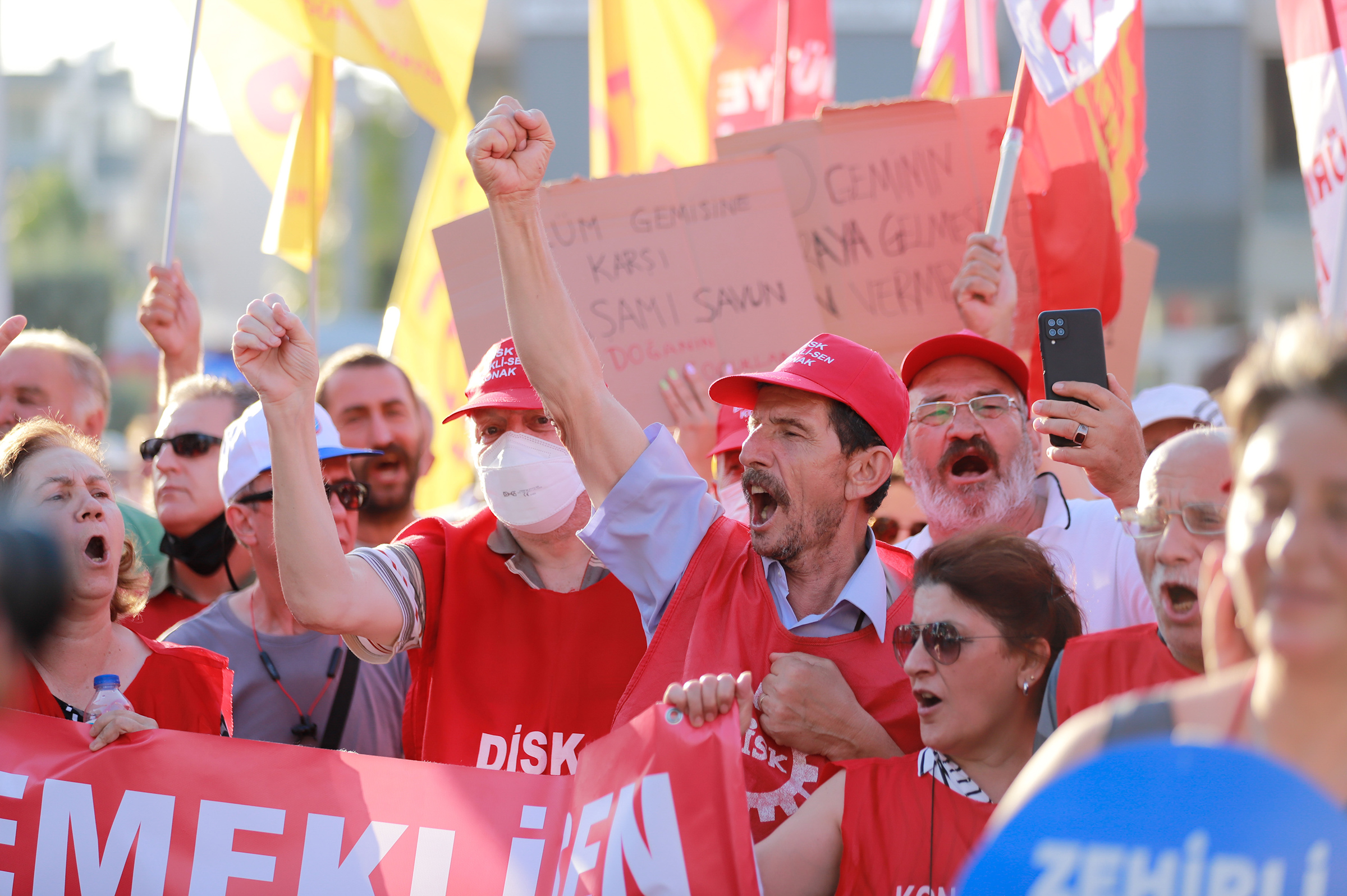 Vários partidos de oposição, sindicatos e ONGs da Turquia realizaram uma manifestação em massa contra o desmantelamento do porta-aviões brasileiro Nae São Paulo no distrito de Aliaga em Izmir, Turquia, em 4 de agosto de 2022.  (Berkcan Zengin—GocherImagery/Reuters)