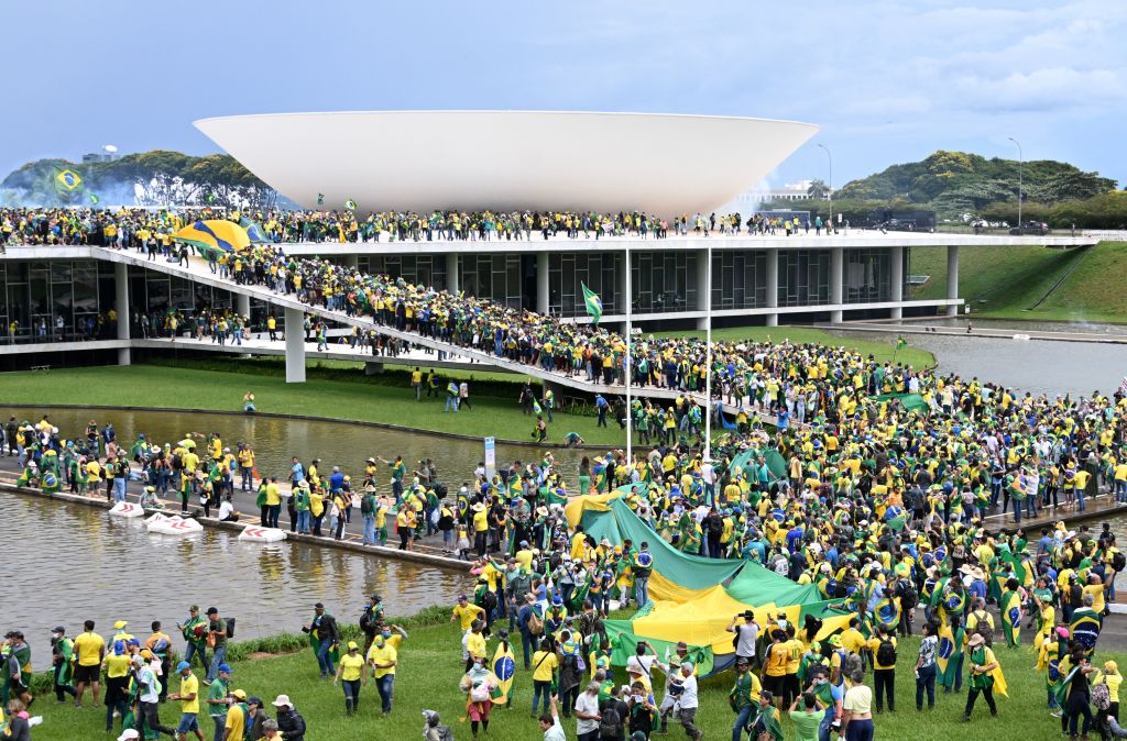 Bolsonaro'nun yüzlerce destekçisi polis barikatlarını aşarak Kongre'ye, başkanlık sarayına ve Yüksek Mahkeme'ye baskın düzenledi.  ((EVARISTO SA—AFP/Getty Images))