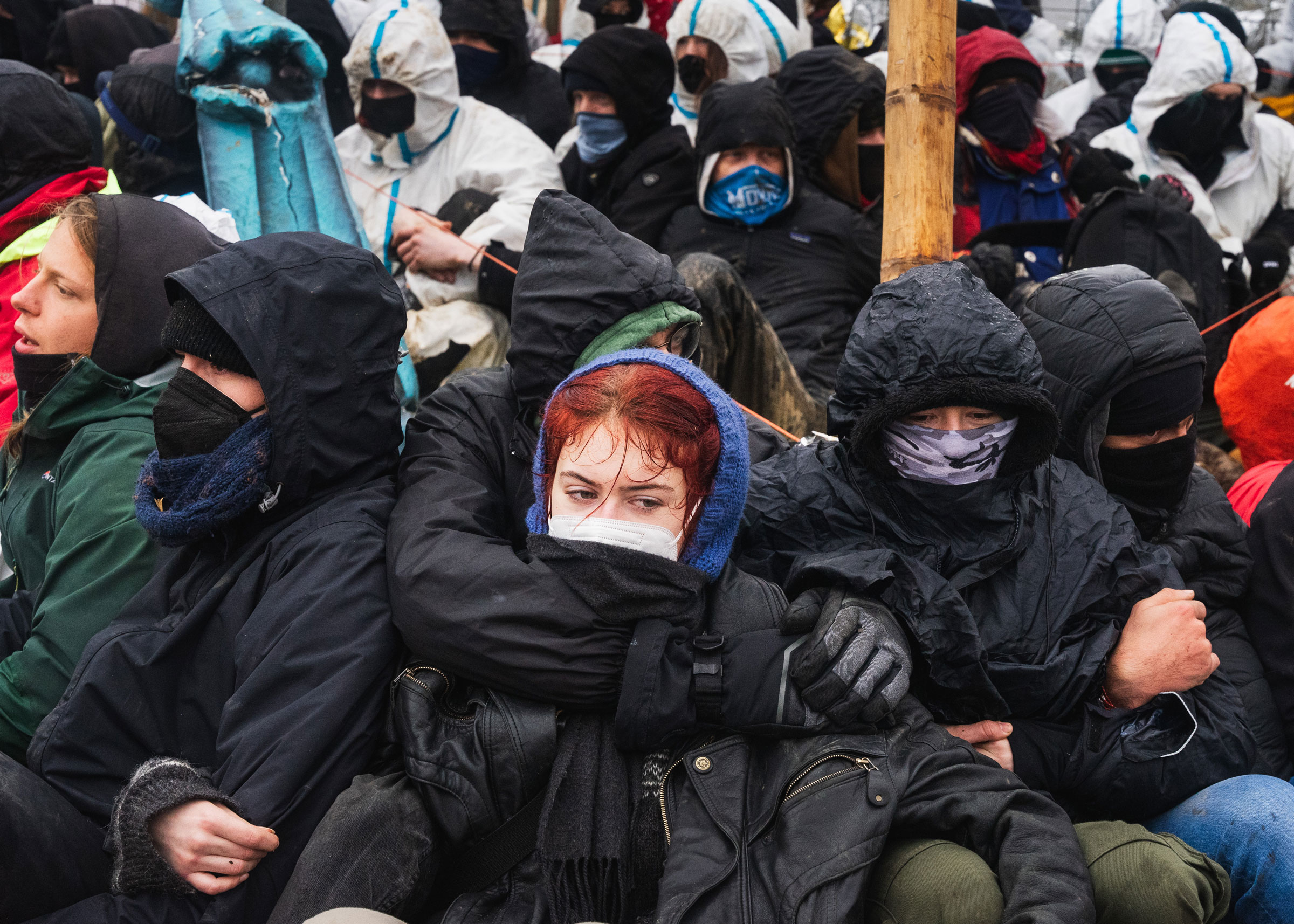 İklim aktivistleri, 11 Ocak 2023'te Almanya'nın Lutzerath kentindeki Garzweiler madeninde polis güçleriyle karşı karşıya geliyor. (Aurelien Goubau—Hans Lucas/Red​ux)