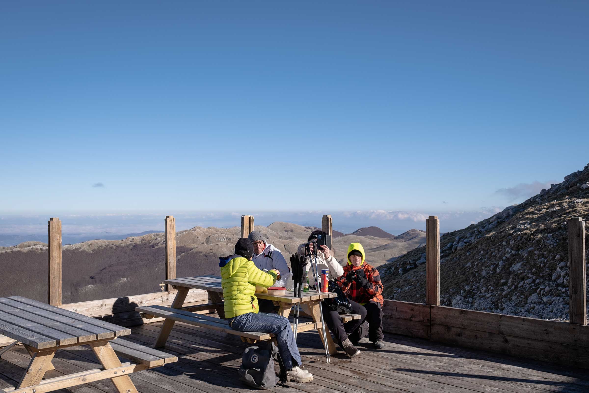 Visitors eat lunch at the top of a snowless Mount Miletto in Italy. (Manuel Dorati)