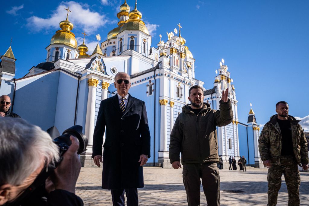 El presidente de los Estados Unidos, Joe Biden, camina junto al presidente de Ucrania, Volodymyr Zelensky, frente a la Catedral de las Cúpulas Doradas de San Miguel durante su visita a Kiev el 20 de febrero de 2023.  (DIMITAR DILKOFF – AFP vía Getty Images)