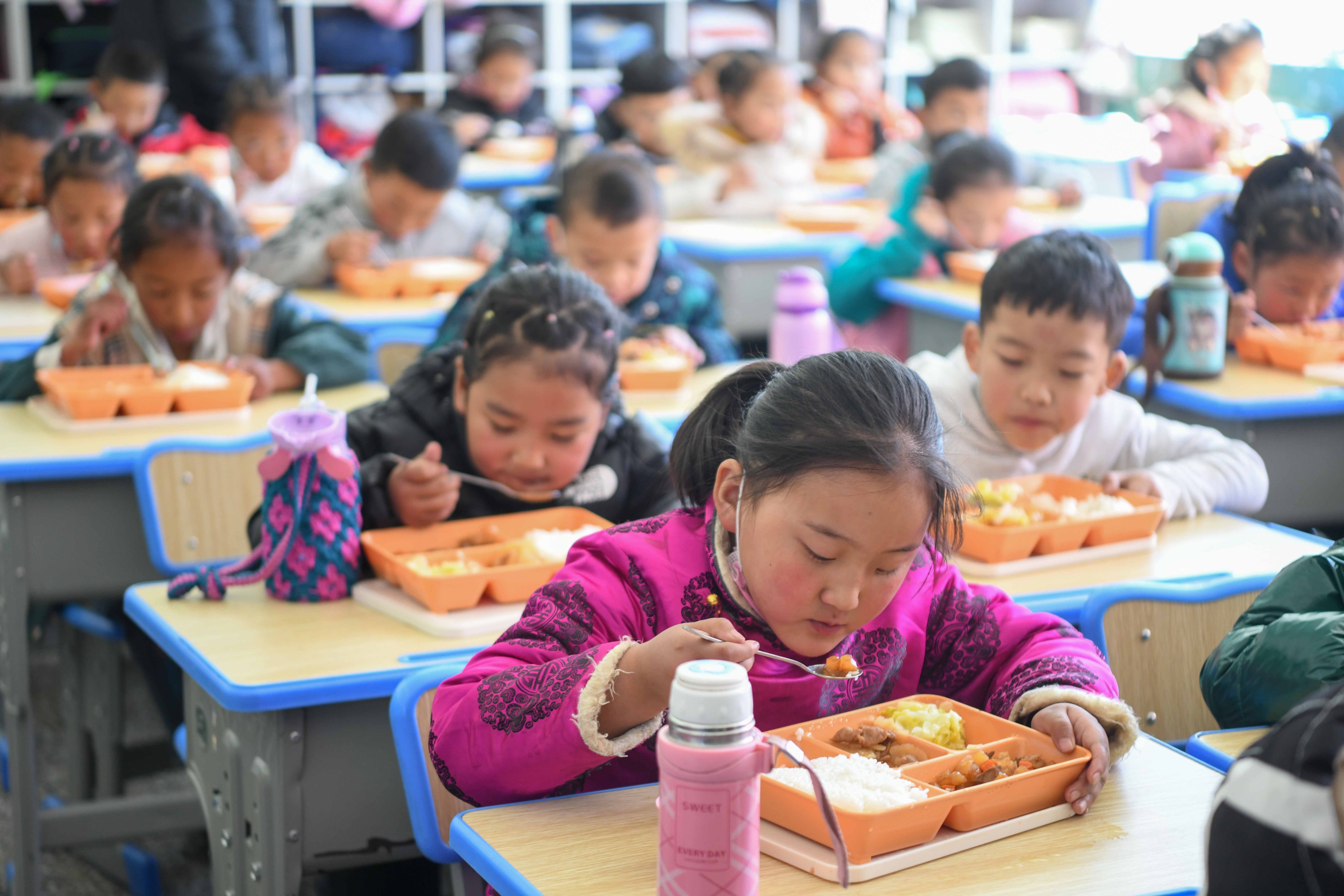 Students eat lunch at a Chinese primary school in Lhasa, Tibet, March 11, 2022. (Gongga Laisong—China News Service/Getty Images)