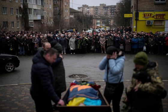Kerabat Bocha berkumpul untuk meratapi jenazah Oleksey Zavadsky, seorang tentara Ukraina yang tewas dalam aksi pada 15 Januari di Bakhmut, selama pemakamannya di Bocha, Ukraina pada 19 Januari 2023.