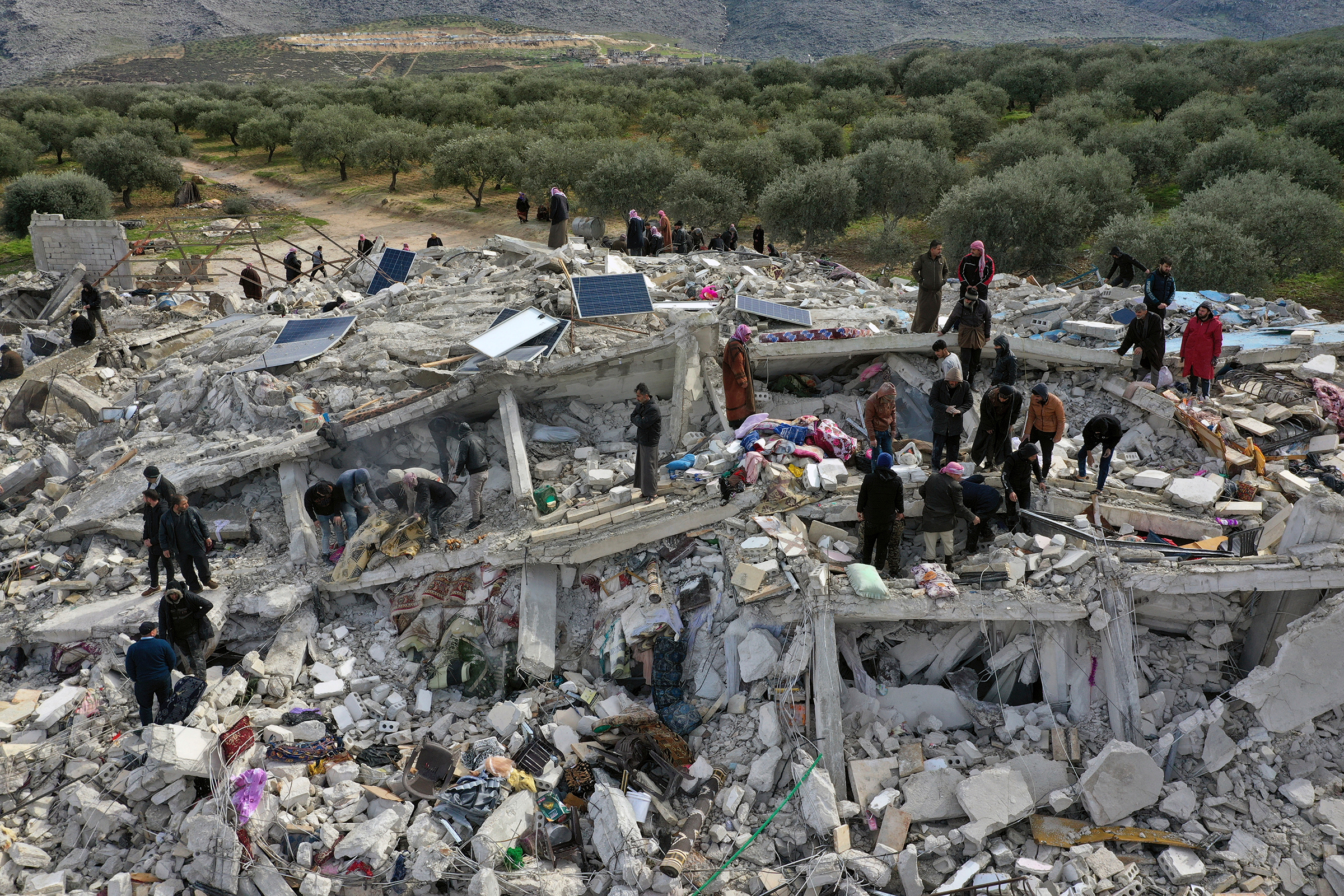 Suriye'nin İdlib ilinin Türkiye sınırına yakın Harem kasabasında çöken binalar.  (Ghaith Alsayed—AP)