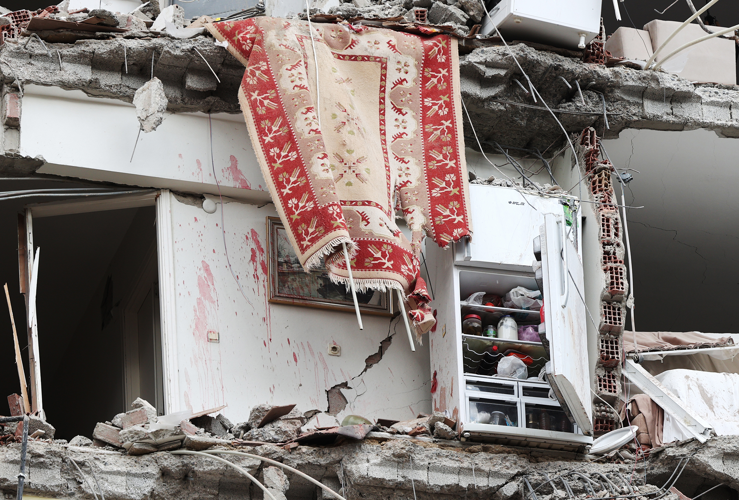 Adana, Türkiye'de hasarlı bir binanın görünümü.  (Oğuz Yeter—Anadolu Ajansı/Getty Images))