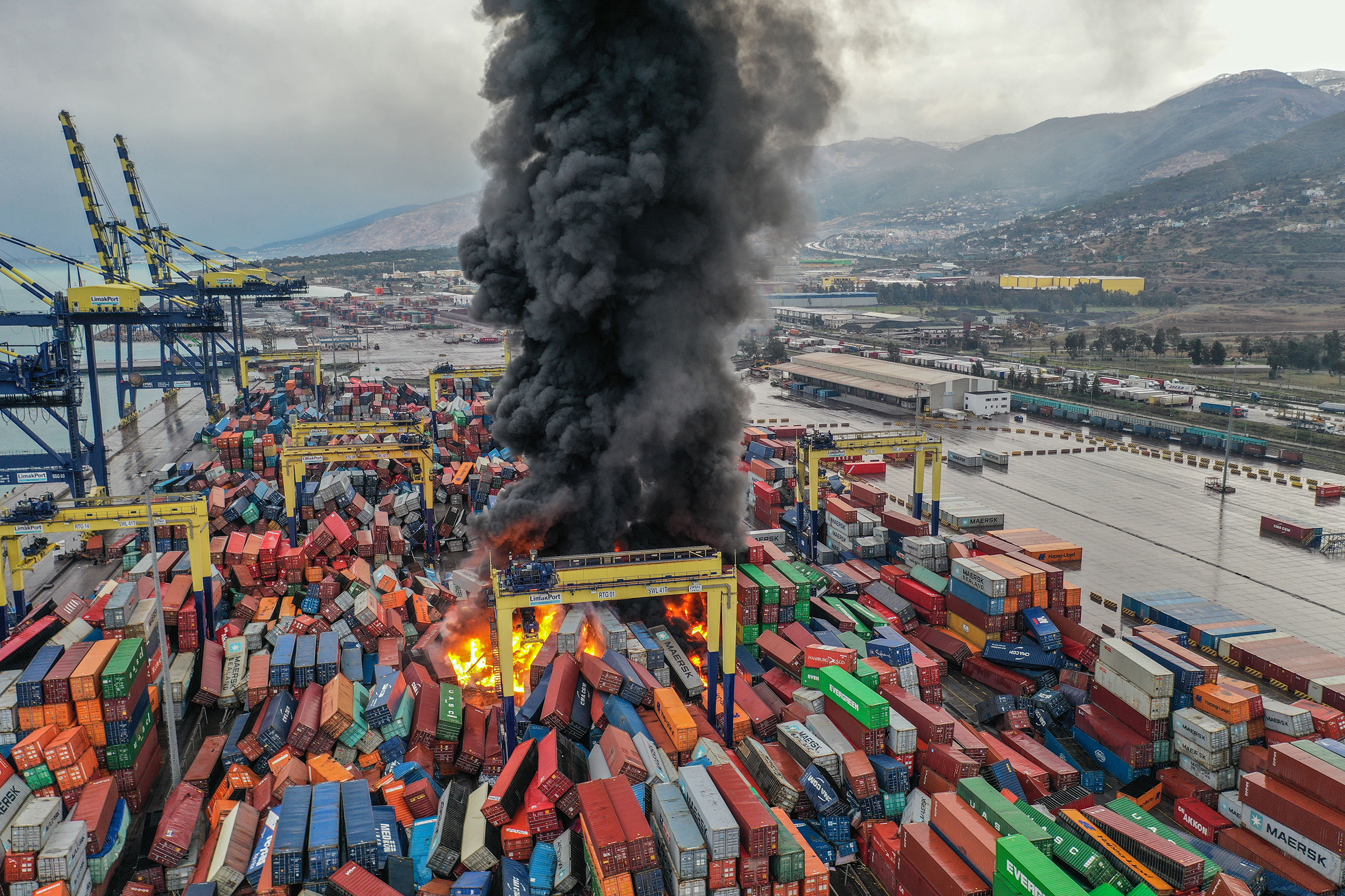 Hatay, Türkiye'de meydana gelen depremlerin ardından yanan nakliye konteynırlarının havadan görünümü.  (Murat Şengül—Anadolu Ajansı/Getty Images)