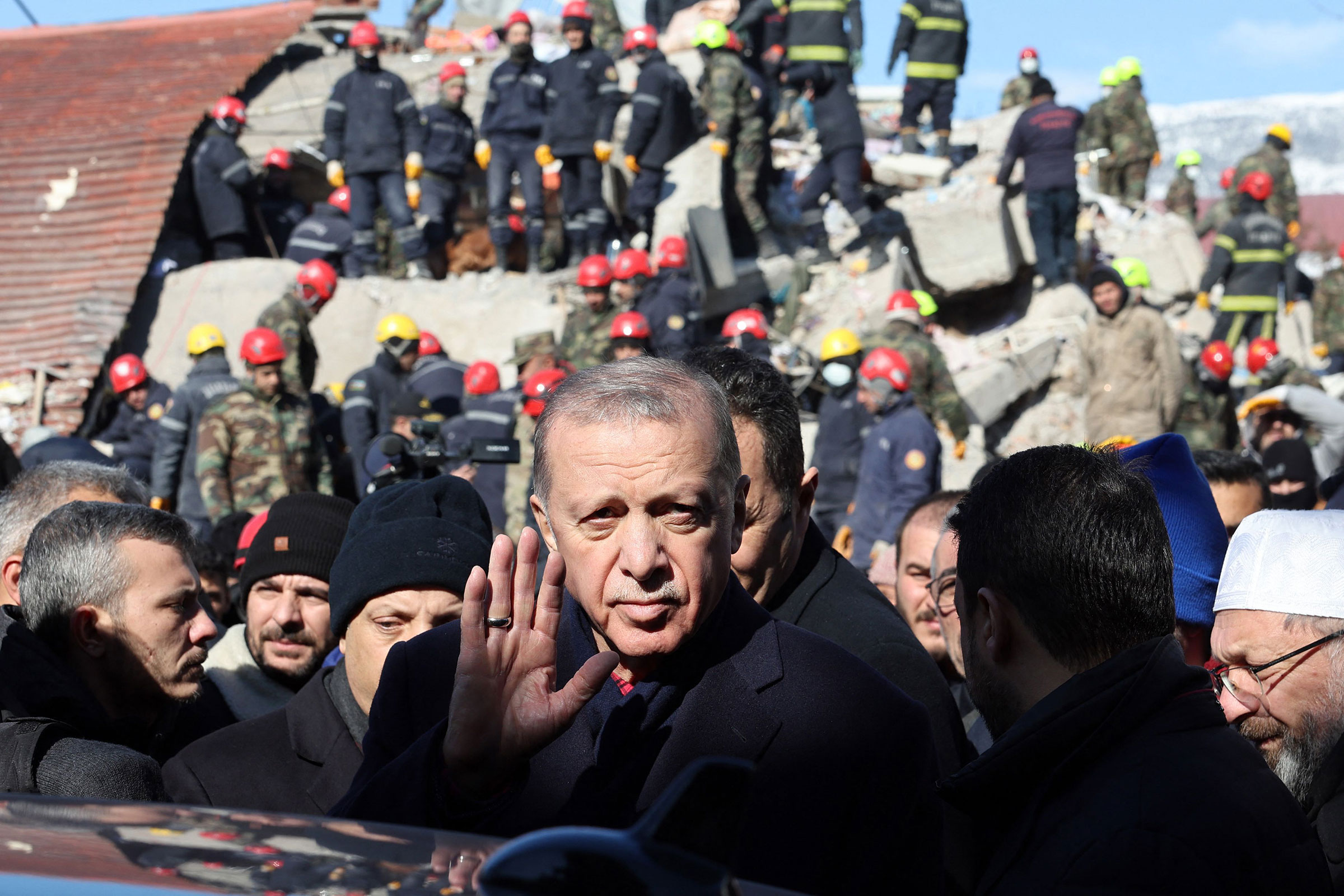 Tổng thống Thổ Nhĩ Kỳ Recep Tayyip Erdogan tham quan khu vực các tòa nhà bị phá hủy trong chuyến thăm thành phố Kahramanmaras ở đông nam Thổ Nhĩ Kỳ, hai ngày sau trận động đất nghiêm trọng tấn công khu vực vào ngày 8 tháng 2 năm 2023. (Adem Atlan—AFP/Getty Images)