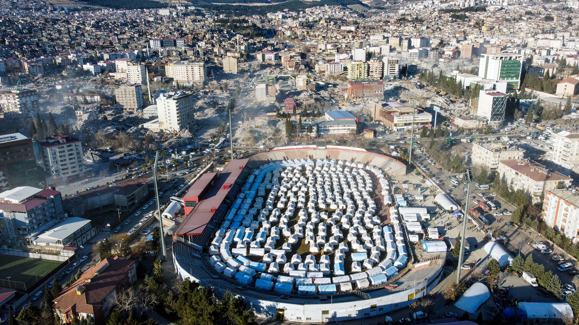 Quang cảnh Sân vận động 12 Subat sau những chiếc lều do Cơ quan Quản lý Thiên tai Thổ Nhĩ Kỳ (AFAD) dựng lên cho các nạn nhân động đất, ở trung tâm thành phố Kahramanmaras vào ngày 15 tháng 2 năm 2023. (Mehmet Kaman—Cơ quan Anadolu/Getty Images)