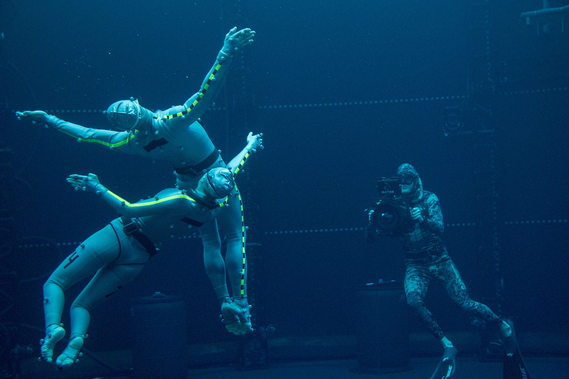 Filming an underwater scene on the set of <i>Avatar: The Way of Water</i>. (20th Century Studios)