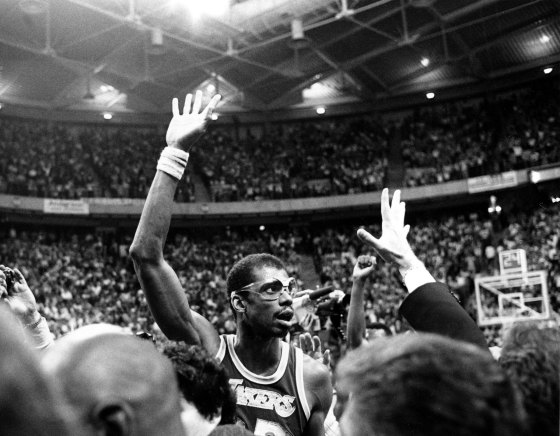 Los Angeles Lakers Kareem Abdul-Jabbar mengakui sorakan para penggemar setelah ia mencetak rekor NBA baru dengan mencetak 31.421 poin selama pertandingan dengan Utah Jazz di Las Vegas, Nevada, pada 5 April 1984.