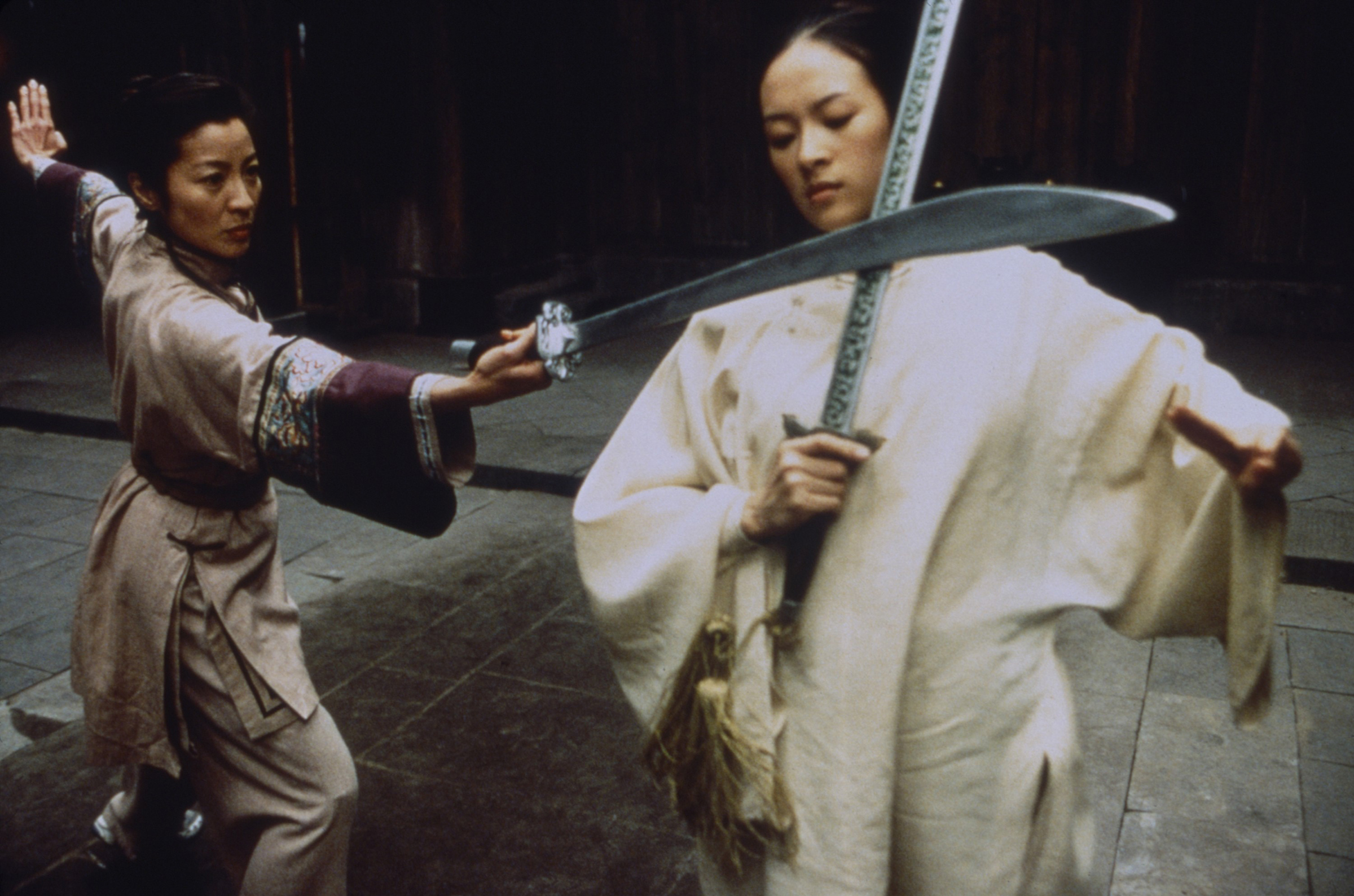 2000 yılında Zhang Ziyi ile birlikte Crouching Tiger, Hidden Dragon filminde Yeoh. (Chan Kam Chuen—Sony Pictures/Everett Koleksiyonu)
