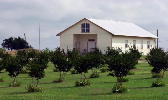 Gereja kecil ini di Waco, Texas, 09 Juni 2001