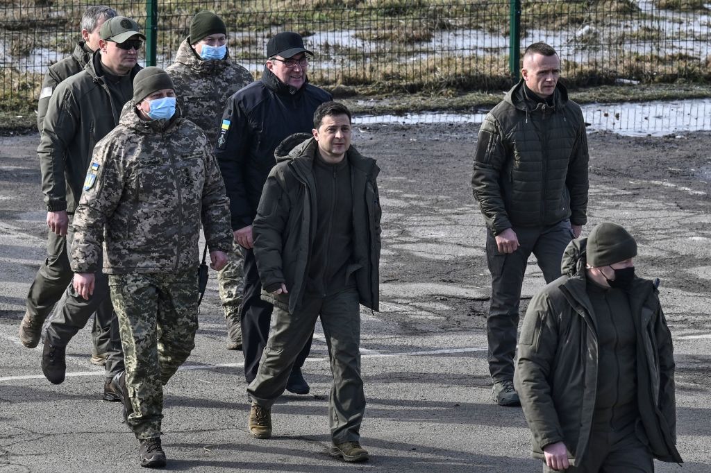 Başkan Zelensky, 16 Şubat 2022'de Ukrayna'nın kuzeyindeki Rivne şehrinin dışında bir askeri tatbikata katılıyor. (Aris Messinis—AFP/Getty Images)