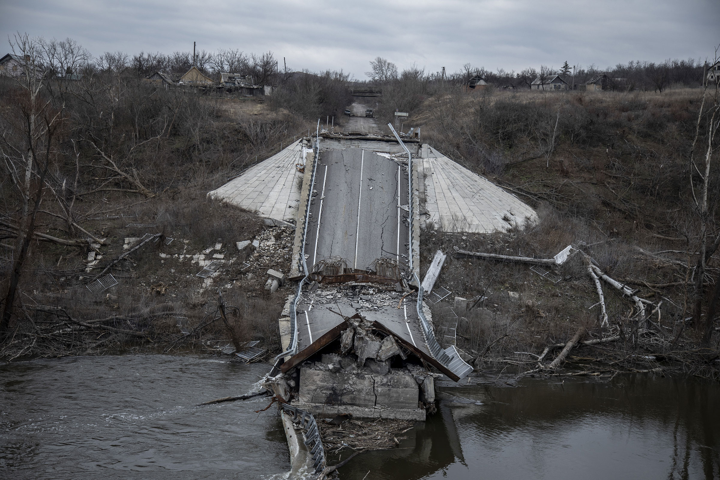 3 Mart 2023'te Ukrayna'nın Siversk kentinde Rusya-Ukrayna savaşı sırasında Bakhmut bölgesinde yıkılmış bir köprü görülüyor. (Narciso Contreras—Anadolu Ajansı/Getty Images)