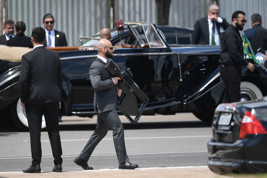Bir güvenlik görevlisi, 1 Ocak 2023'te Brezilya'da seçilen Başkan Luiz Inacio Lula da Silva'nın göreve başlama töreni sırasında elinde insansız hava aracı silahıyla yürüyor. (Carl de Souza—AFP/Getty Images)