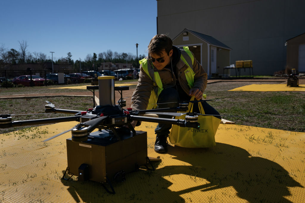 Yiyecekler, 18 Şubat 2023 Çarşamba günü ABD, Kuzey Karolina, Holly Springs'e teslim edilmek üzere bir Flytrex insansız hava aracına yükleniyor. (Allison Joyce—Bloomberg/Getty Images)