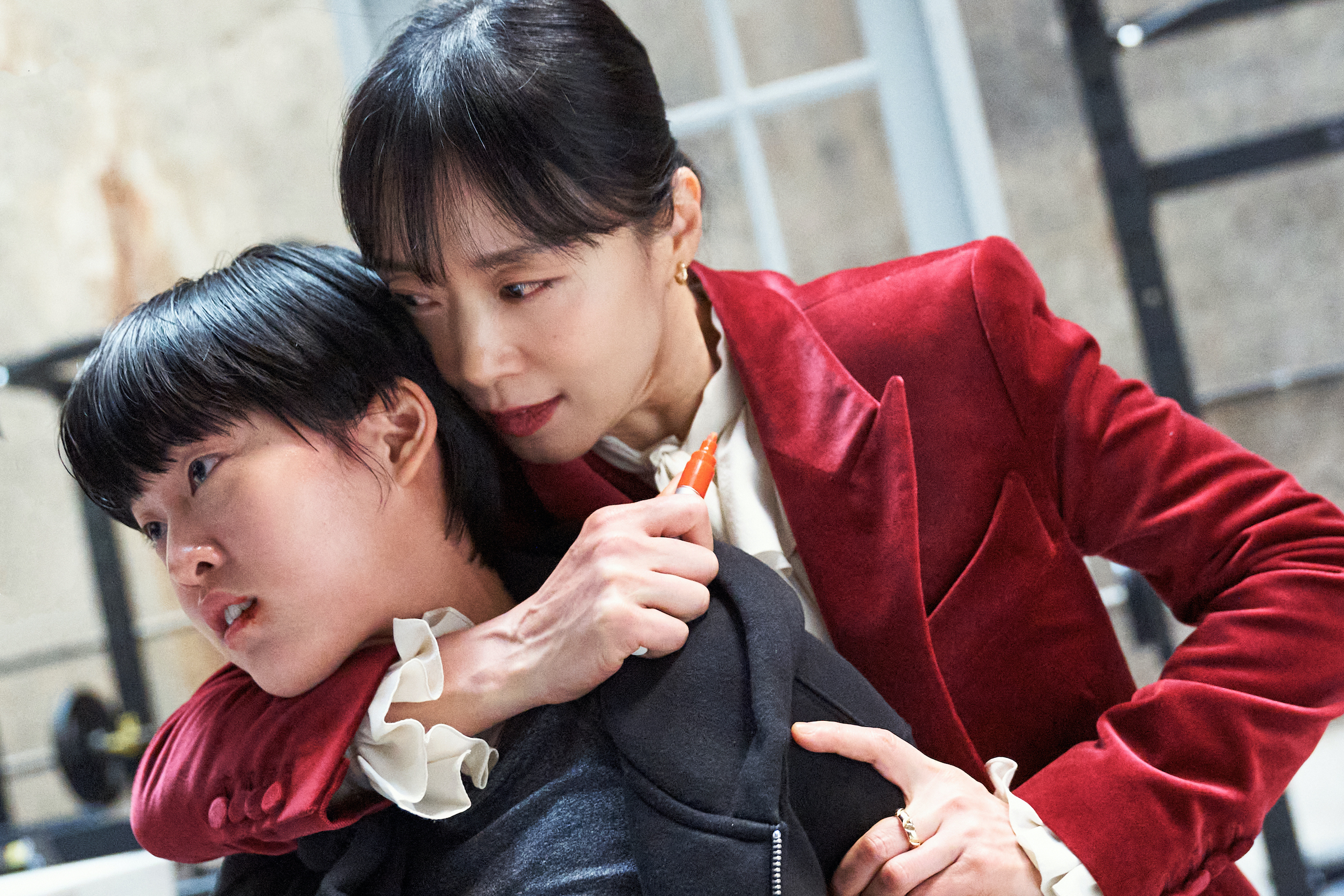Gil Boksoon (Jeon Do-yeon) shows a class of MK trainees how she would, hypothetically, kill Kim Young-ji (Lee Yeon) using nothing but a marker. (No Ju-han—Netflix)