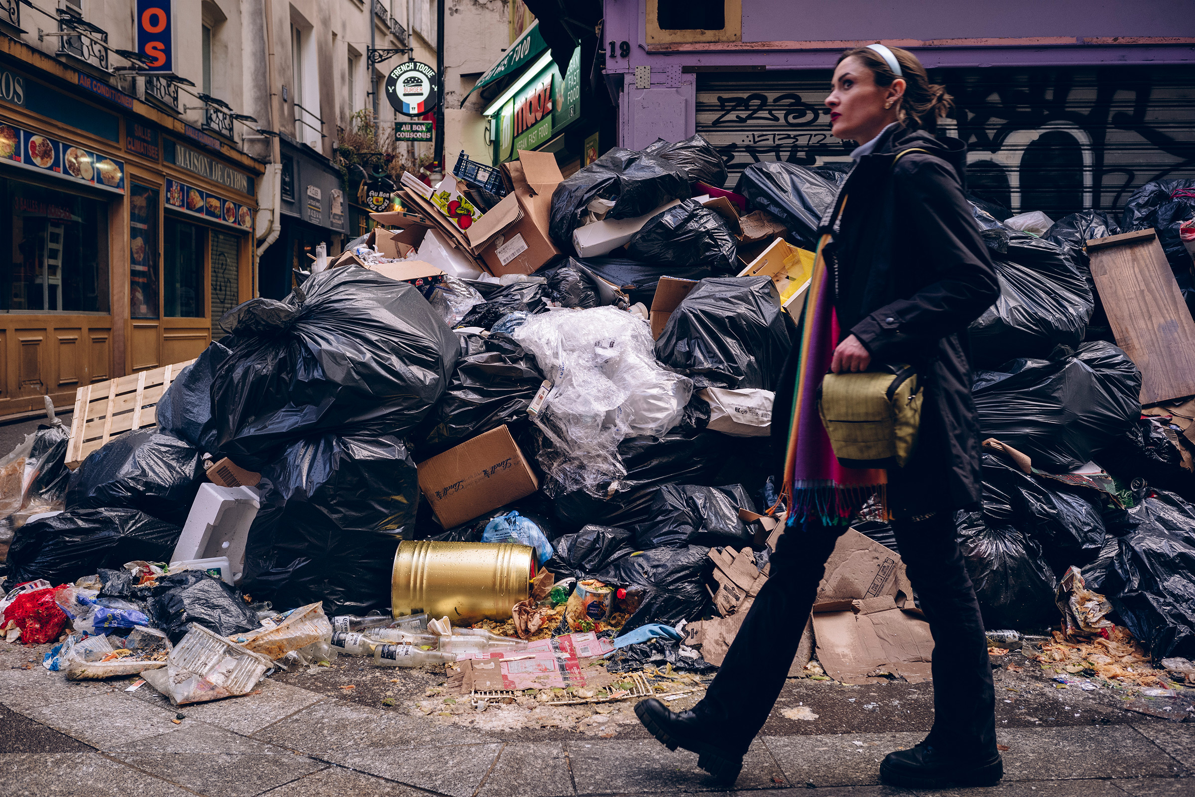 Çöp toplayıcıların emeklilik reformuna karşı grevinin dokuzuncu gününde, 14 Mart'ta, başkentin sokaklarında çöp birikmesi. (Marie Magnin—Hans Lucas/Redux)