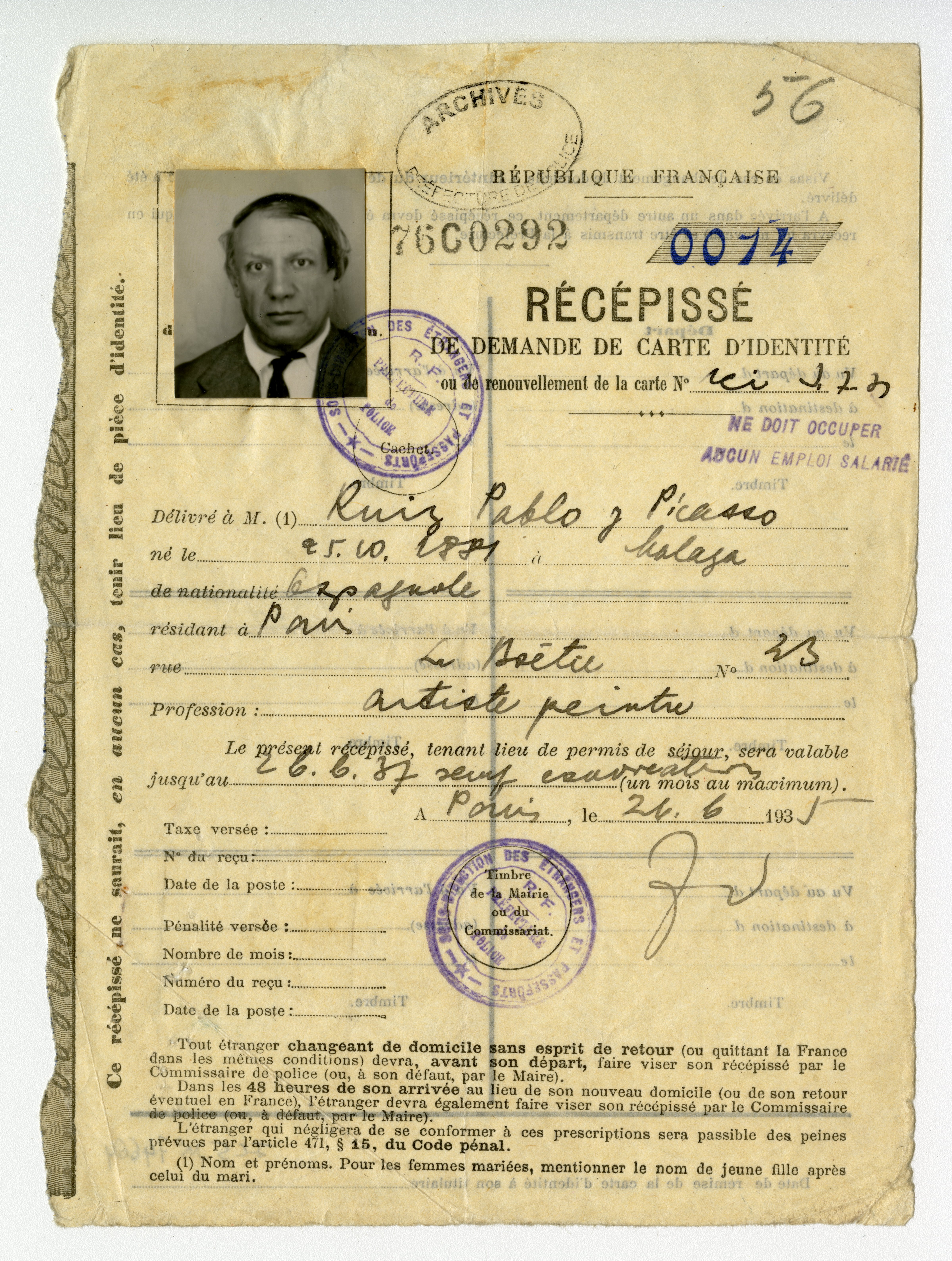 "Official receipt from Picasso’s request for a foreigner’s identity card, 1935 (Courtesy of the Archives de la Préfecture de Police de Paris)