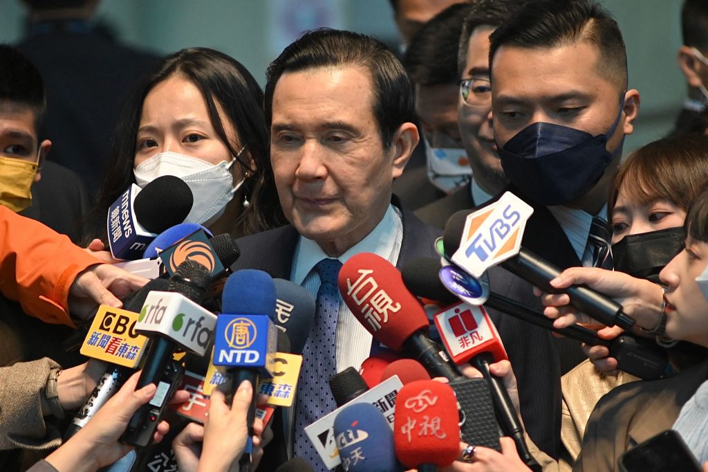 Tayvan'ın eski Cumhurbaşkanı Ma Ying-jeou, 27 Mart 2023'te Taoyuan uluslararası havaalanından Çin'e yaptığı ziyaretten önce gazetecilere konuşuyor. (Sam Yeh—AFP/Getty Images)