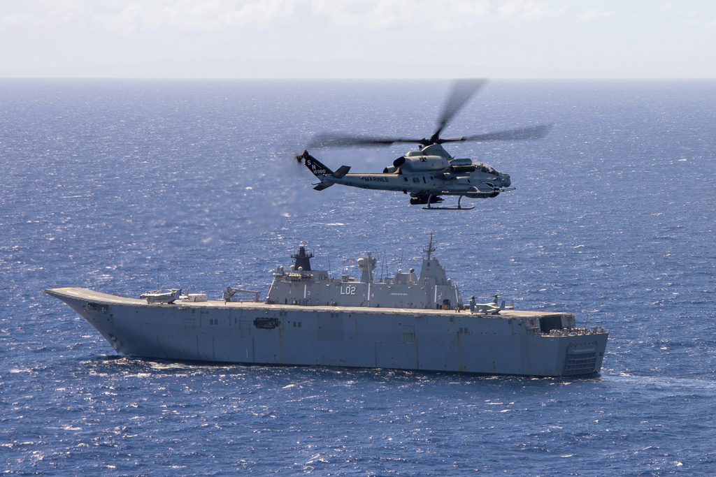 A Marine helicopter conducts flight operations with Royal Australian Navy Canberra-class landing helicopter dock HMAS Canberra, during Exercise Rim of the Pacific 2022. (Petty Officer 3rd Class Isaak Martinez—Australian Defense Force/AP)