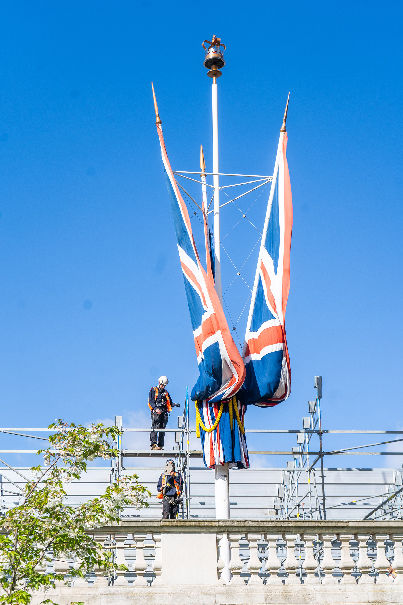 Workers build a viewing grandstand opposite Buckingham Palace on April 13. (Amer Ghazzal—Shutterstock)