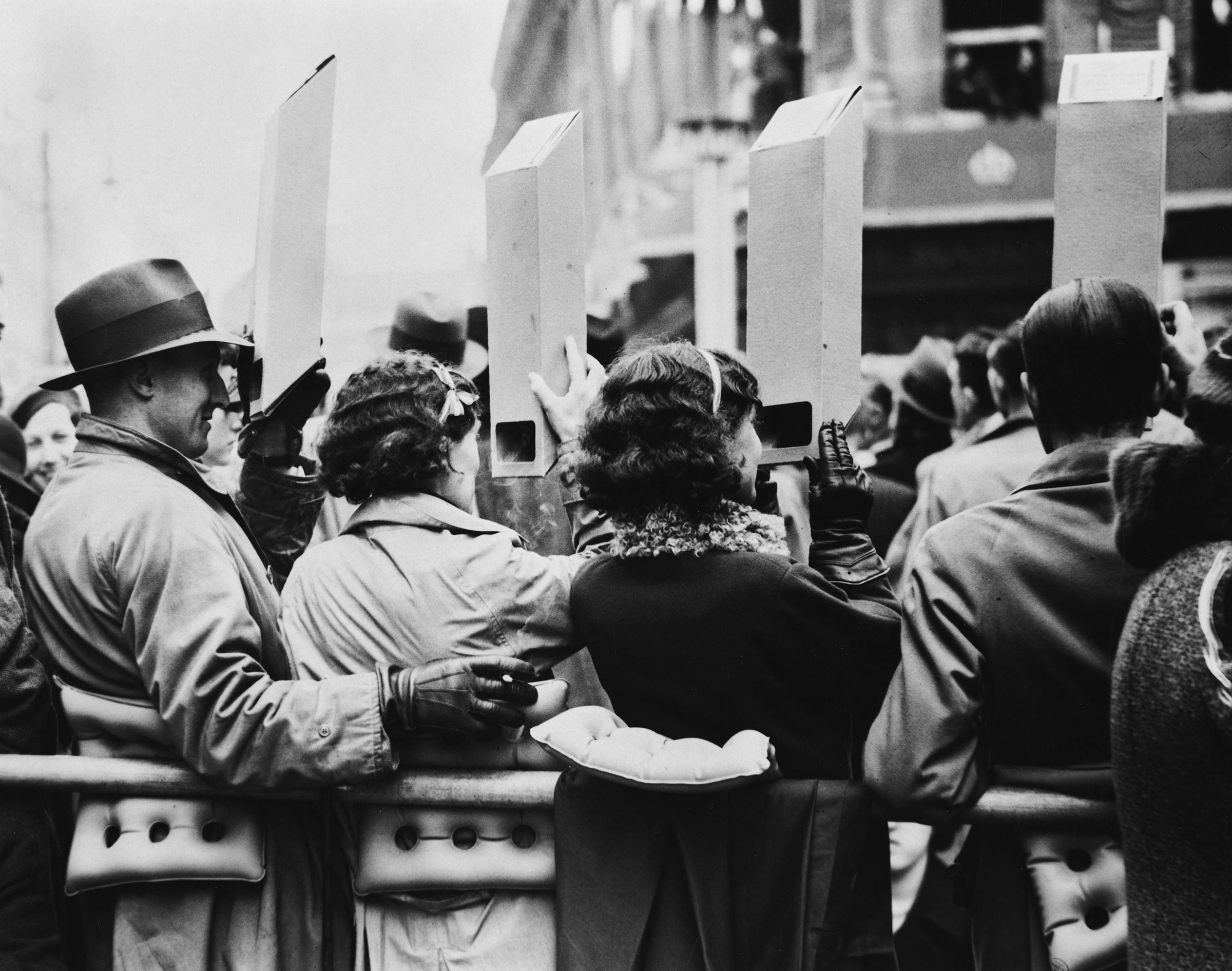 Kalabalıktaki insanlar, 12 Mayıs 1937'deki taç giyme törenine giden Gold State Coach'u bir anlığına yakalamak için karton periskoplar kullanıyor. (Becker/Fox Photos/Hulton Archive/Getty Images)